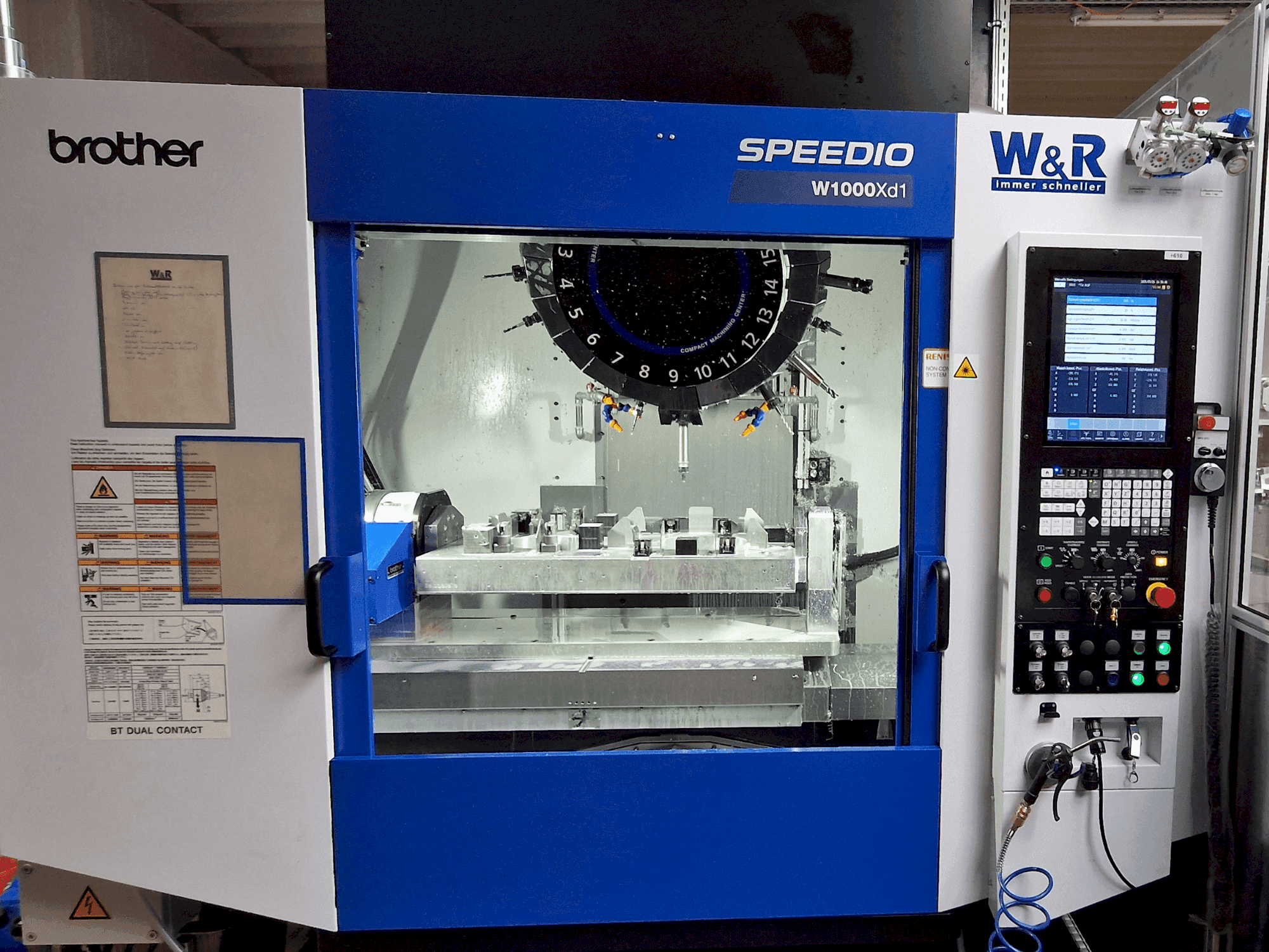 Vooraanzicht  van Brother Speedio W1000Xd1  machine