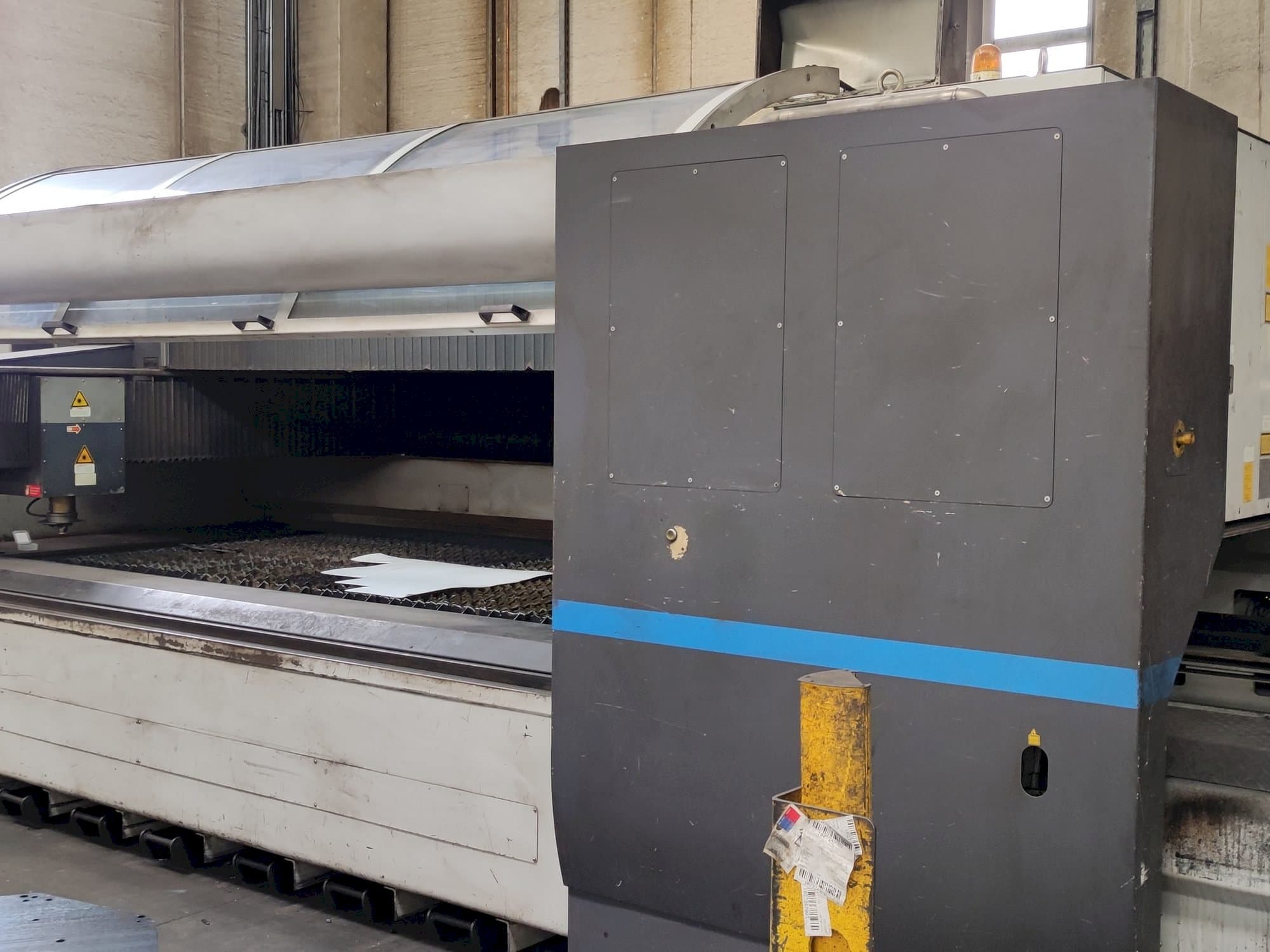 Vooraanzicht  van LVD AXEL 3015 S  machine