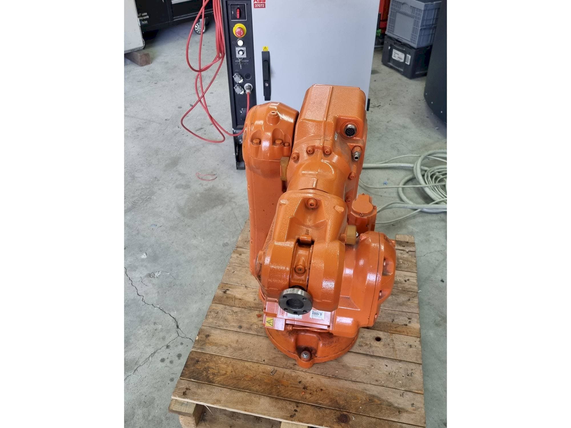 Vooraanzicht  van ABB IRB140 - IRC5  machine