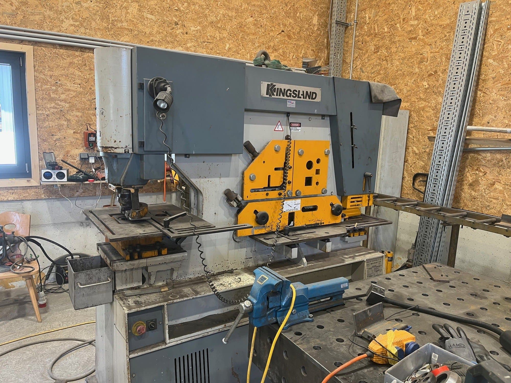 Vooraanzicht  van KINGSLAND Multi 95  machine