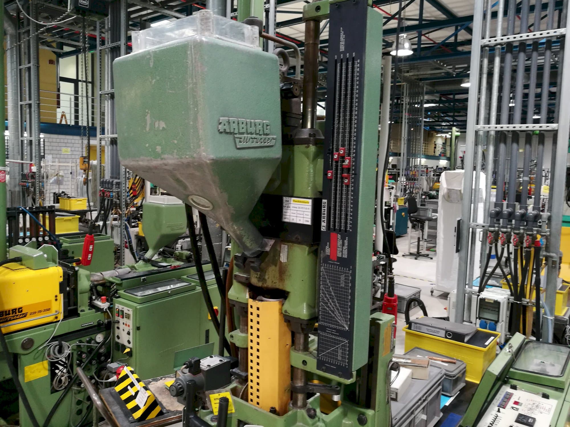 Links zicht  van Arburg Allrounder 221-75-350 machine