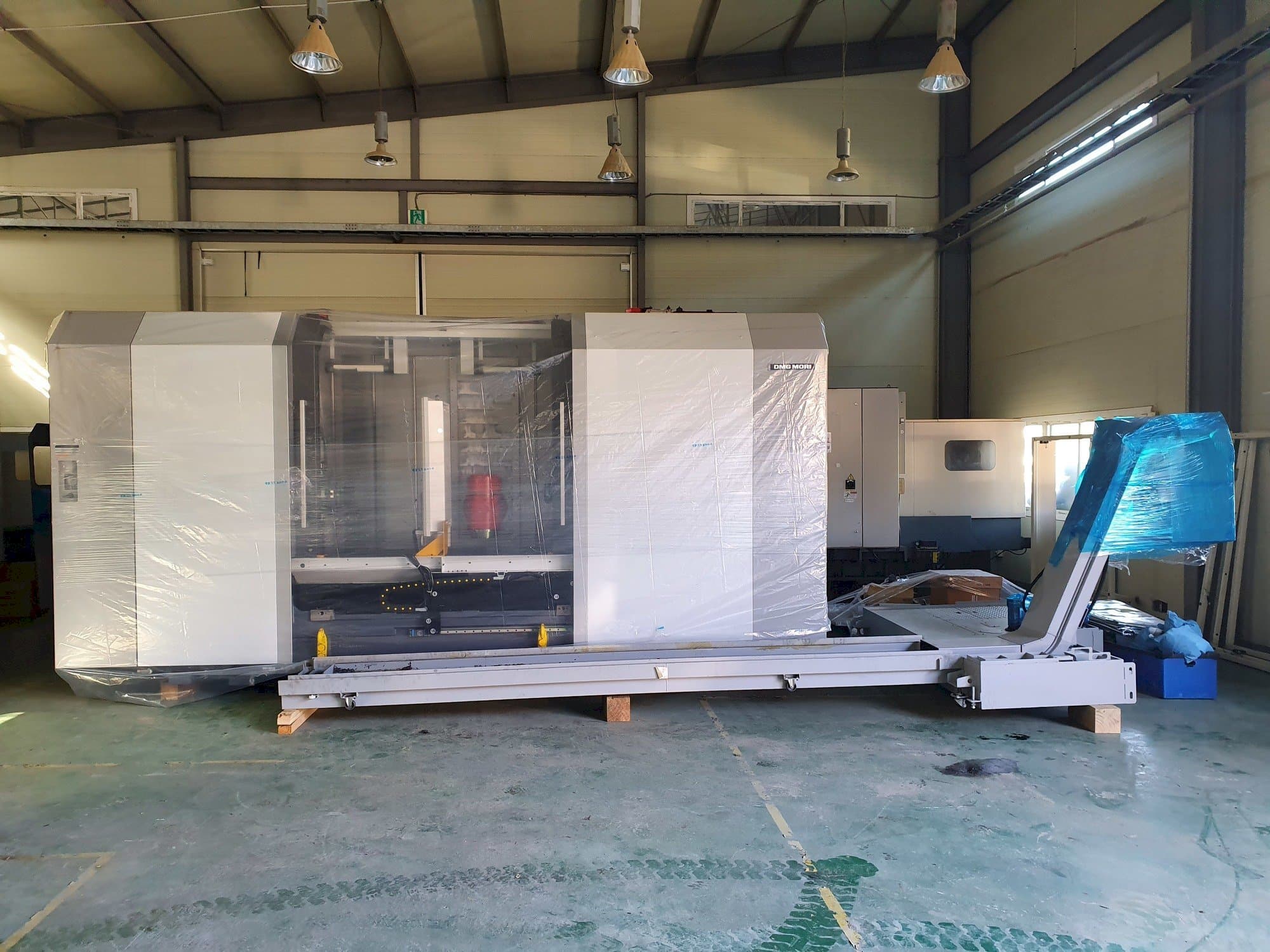 Vooraanzicht  van DMG MORI NT4300DCG/1500  machine