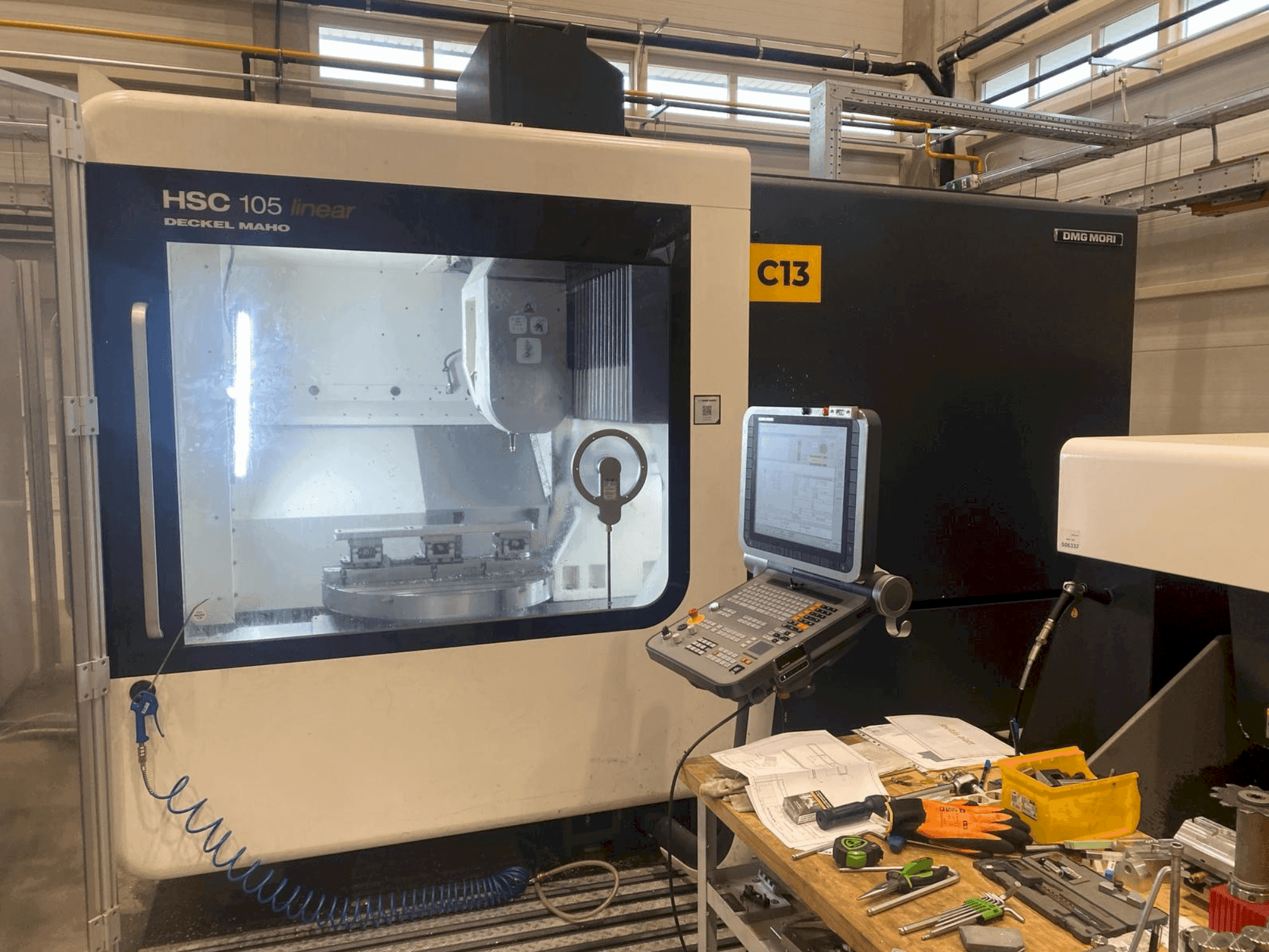 Vooraanzicht  van DMG MORI HSC 105  machine