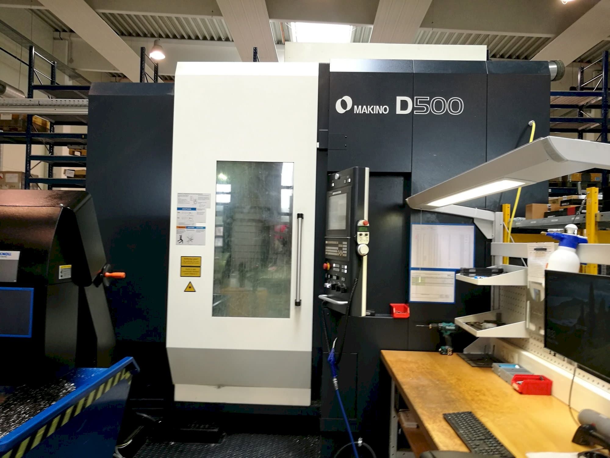 Vooraanzicht  van Makino D500  machine