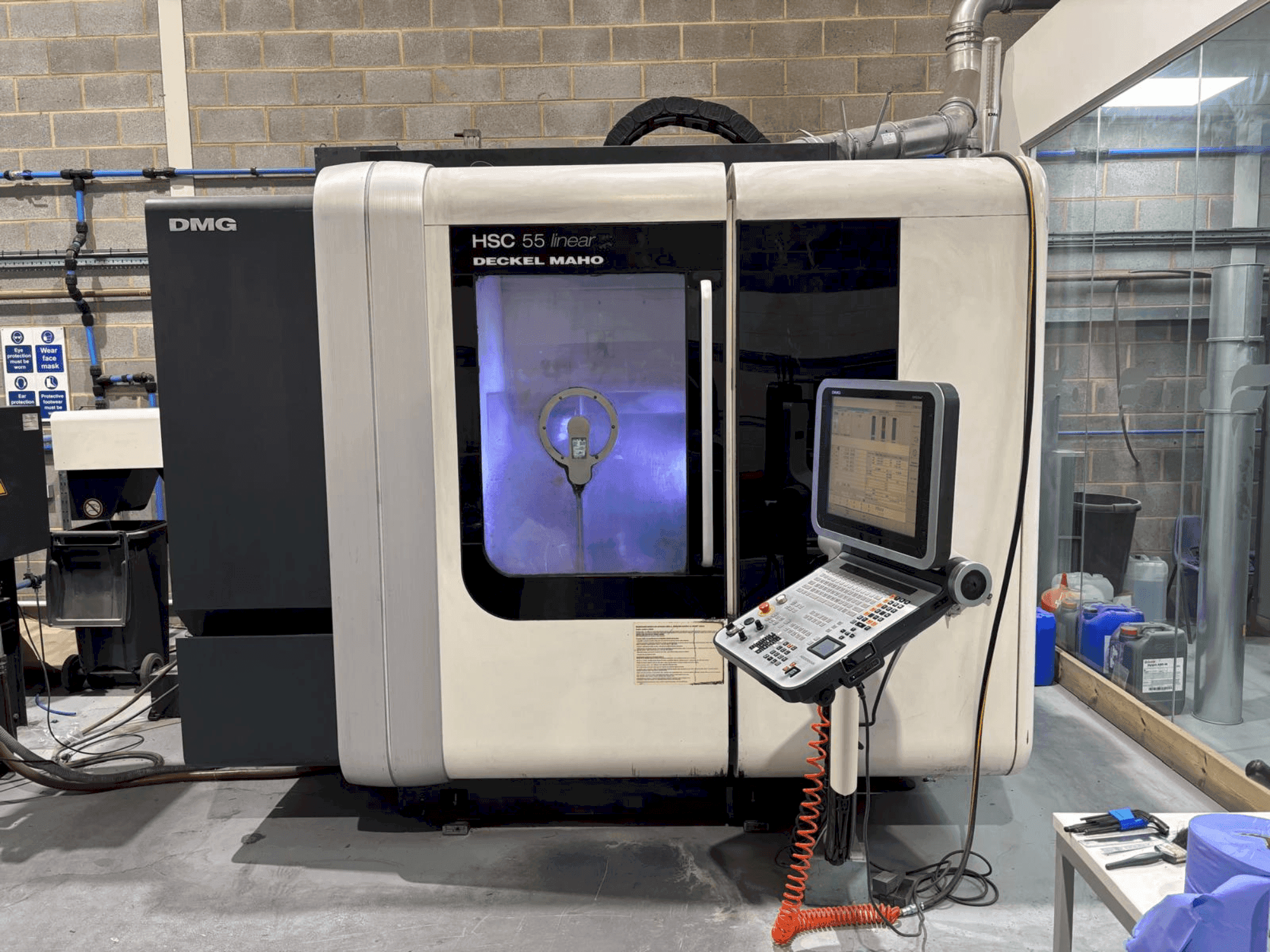 Vooraanzicht  van DMG DECKEL MAHO HSC 55 linear  machine