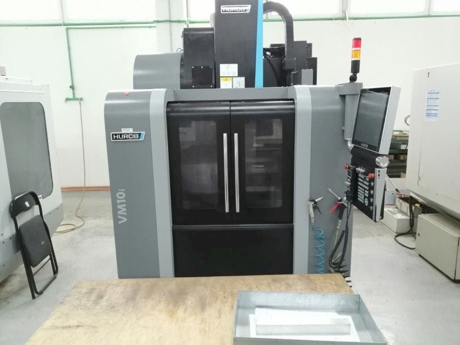 Vooraanzicht van Hurco VM 10i machine