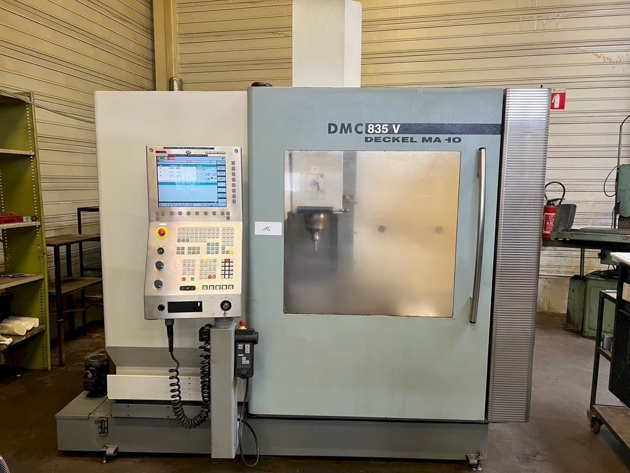 Vooraanzicht  van DMG DMC 835  machine