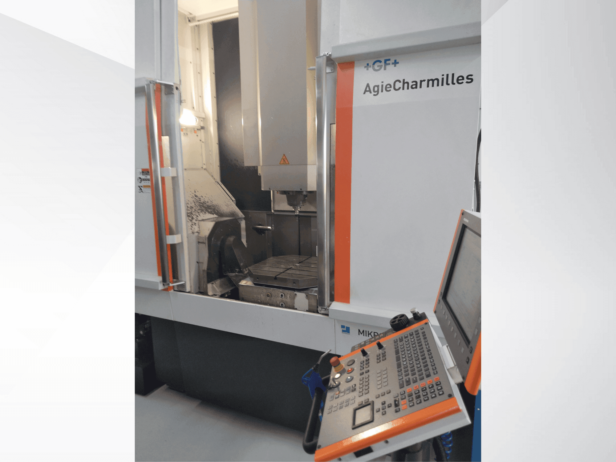 Vooraanzicht  van MIKRON UCP 800 Duro  machine