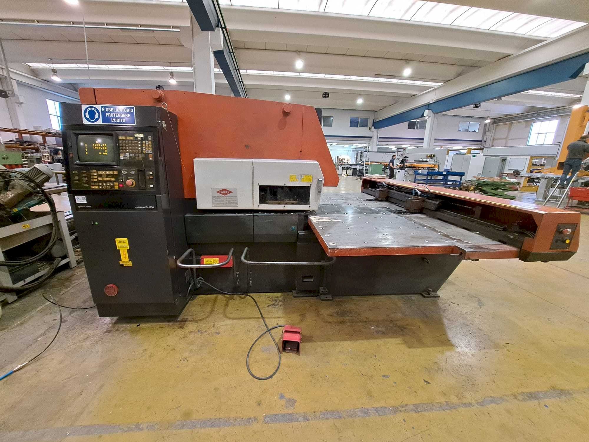 Vooraanzicht  van AMADA ARIES 245  machine