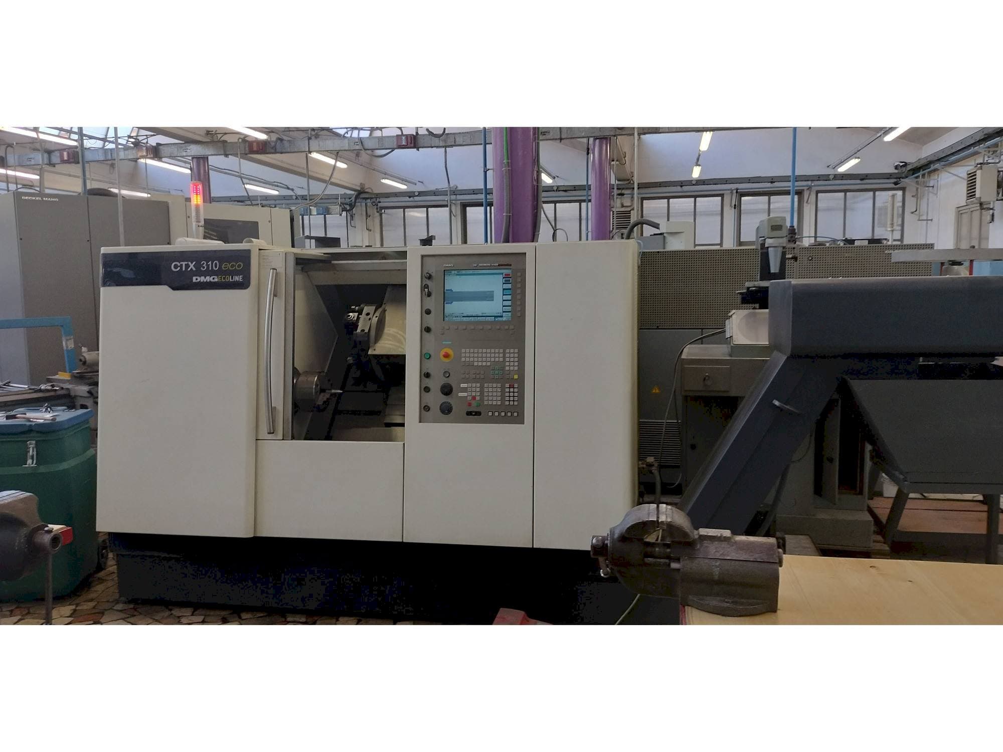 Vooraanzicht  van DMG CTX 310 ecoline  machine