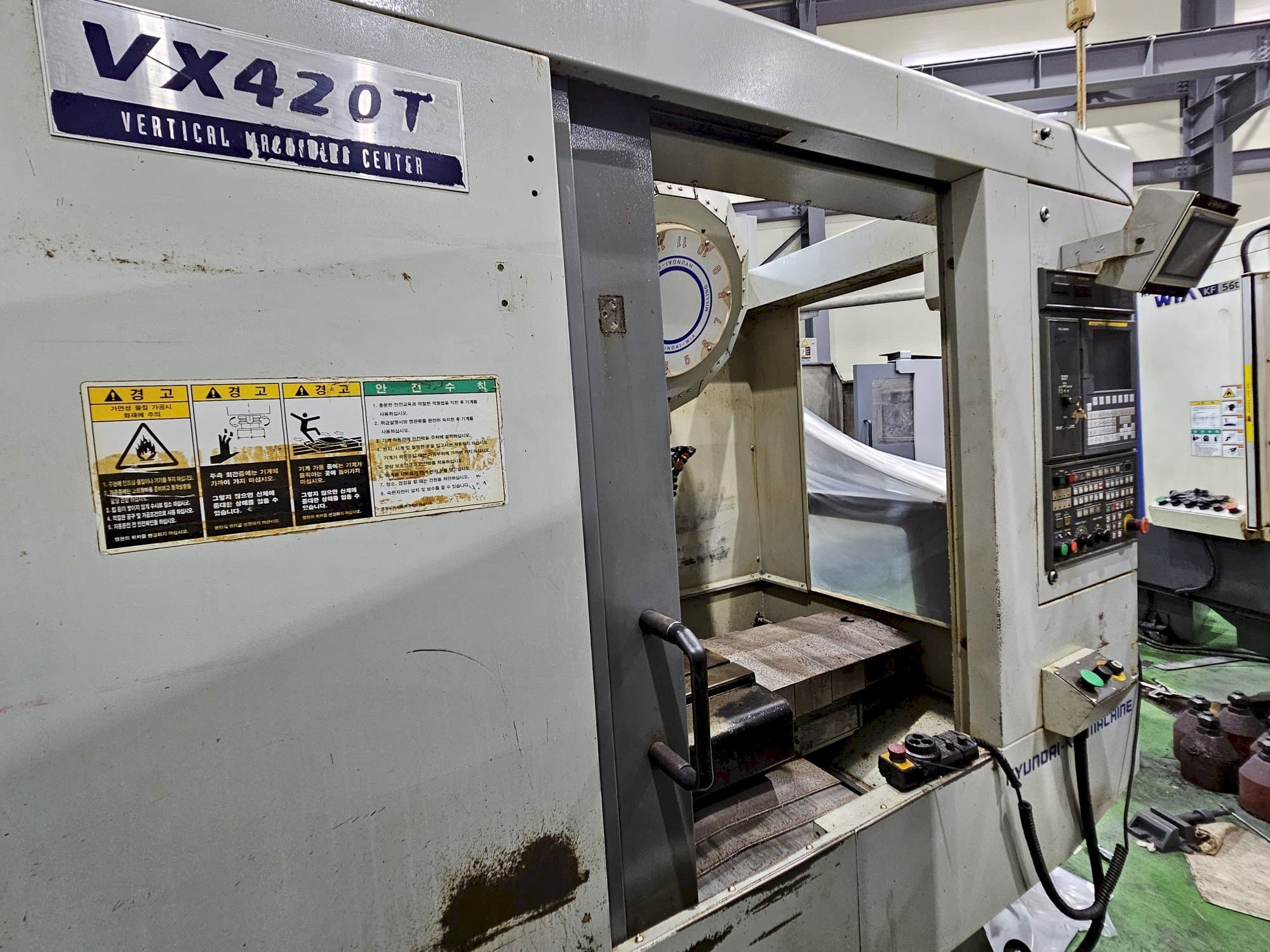 Vooraanzicht  van Hyundai Wia VX420T  machine