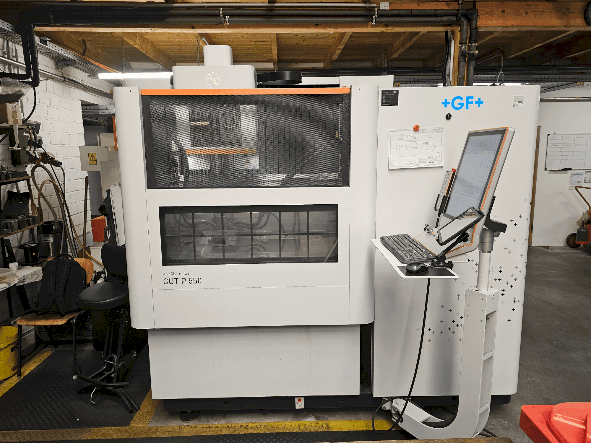 Vooraanzicht  van AgieCharmilles CUT P 550  machine