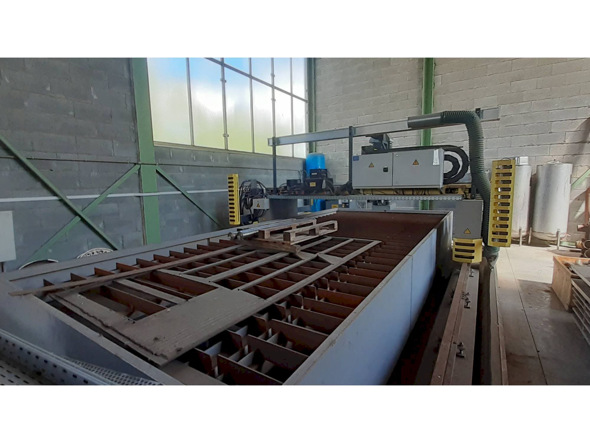 Linkerzijdeaanzicht  van ESAB Suprarex SXE-HD 3500  machine