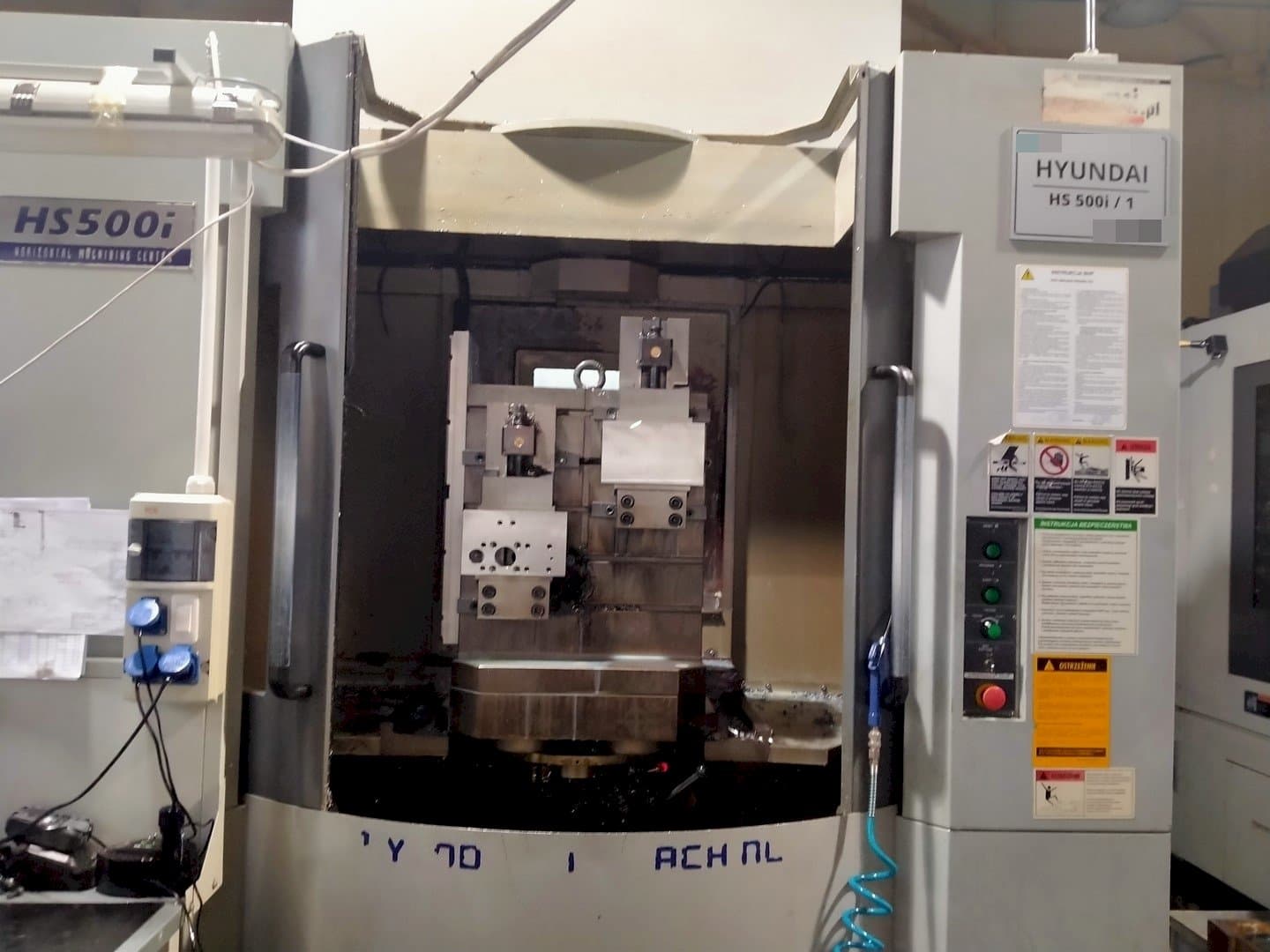Vooraanzicht  van Hyundai Kia HS500i  machine