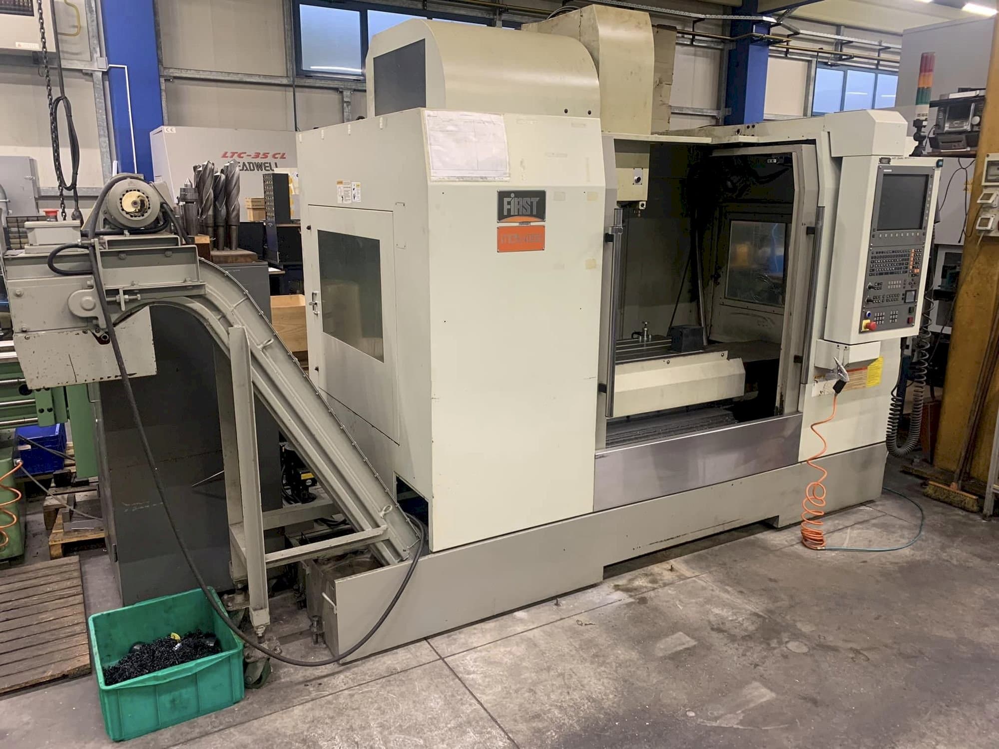 Vooraanzicht  van FIRST MCV 1000  machine