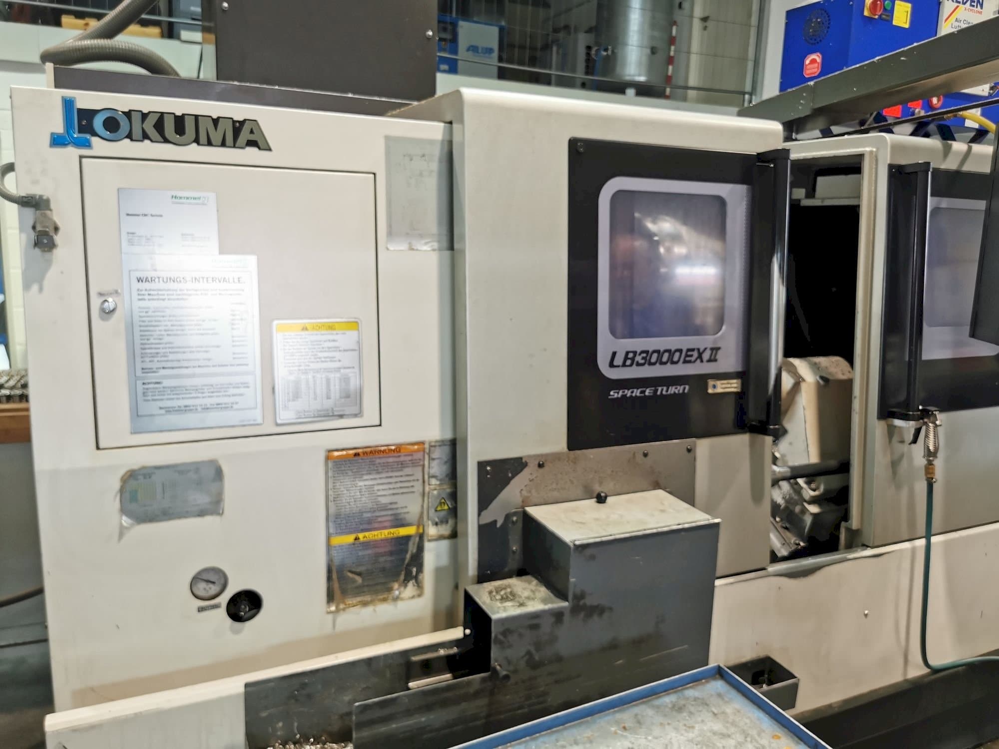 Vooraanzicht  van Okuma LB3000ll EX MC 1000  machine