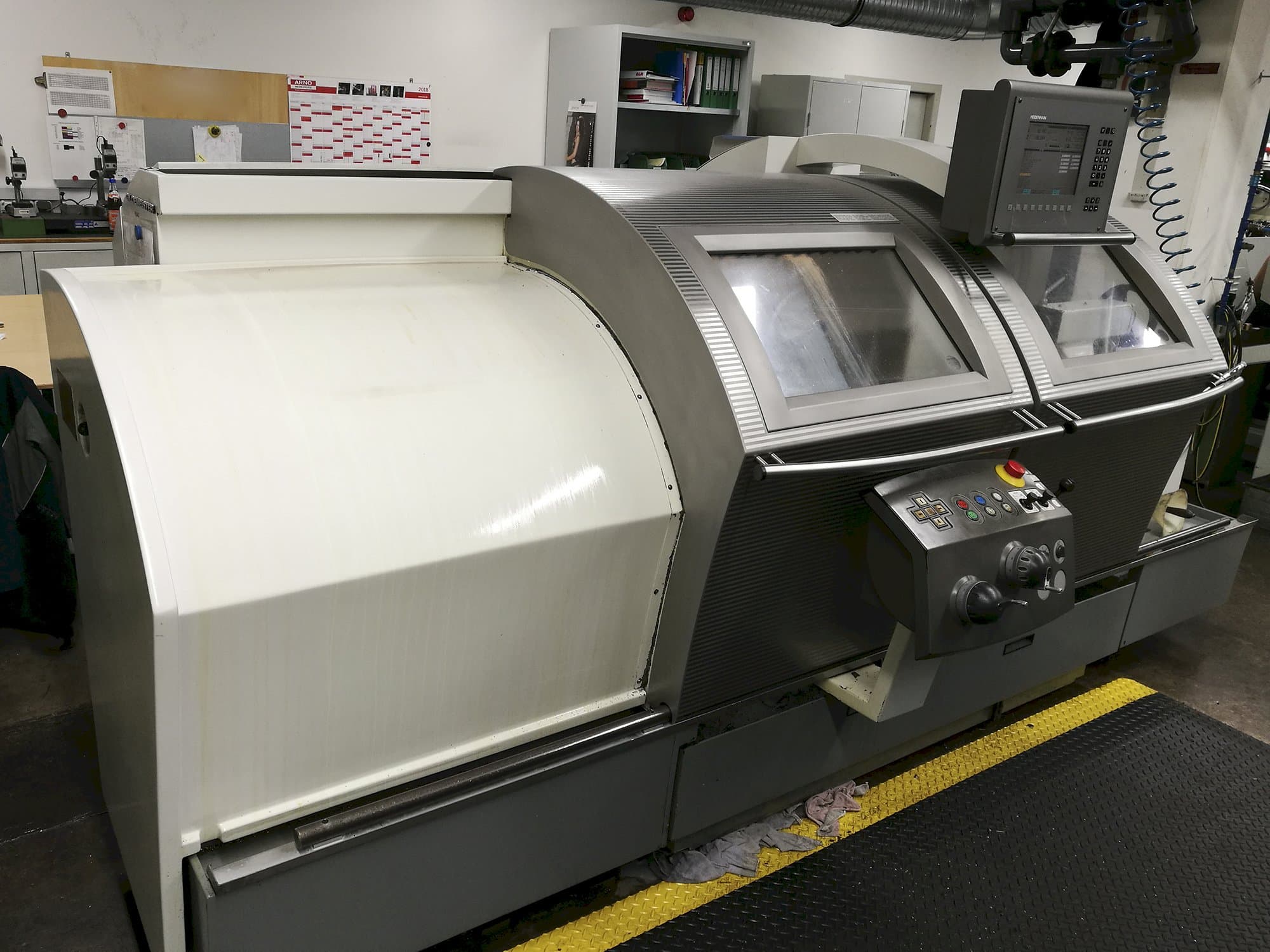 Links zicht  van Gildemeister NEF 520 machine