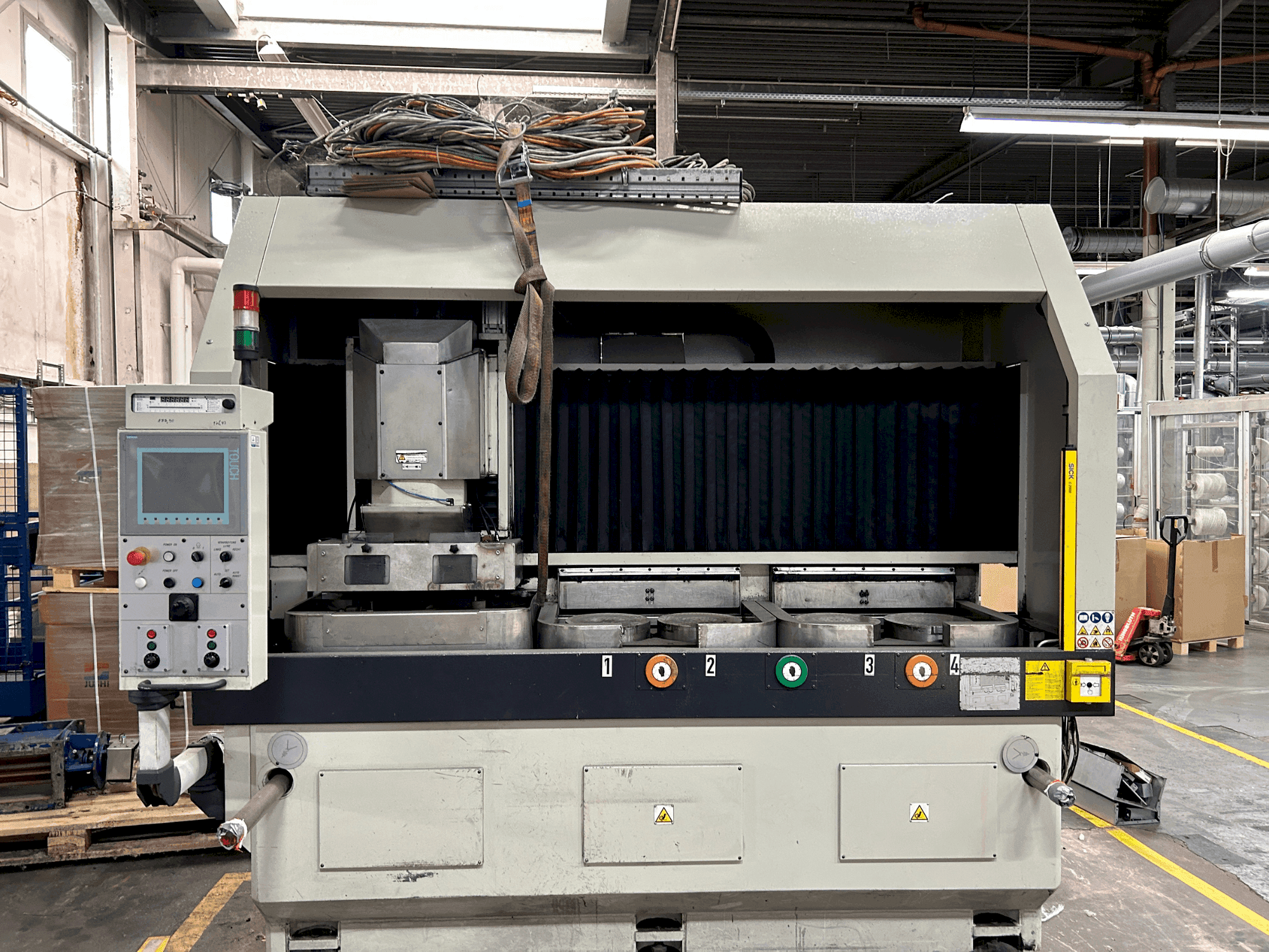 Vooraanzicht  van Lodi VHP 300 4T CN  machine