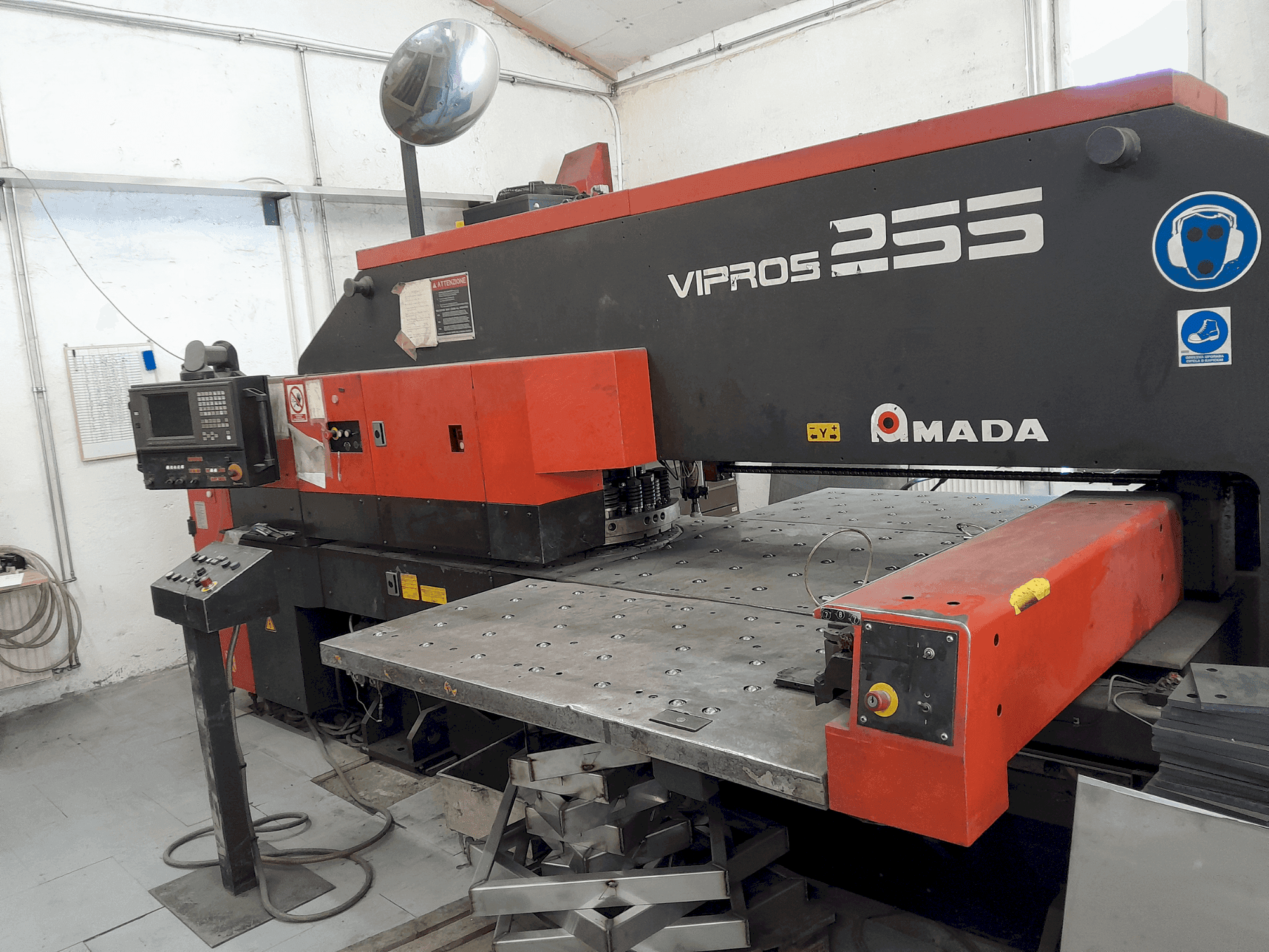 Vooraanzicht  van AMADA Vipros 255  machine