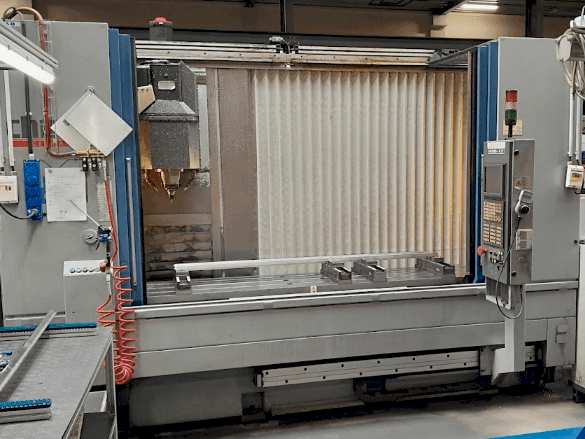 Vooraanzicht  van CHIRON MILL 2000  machine