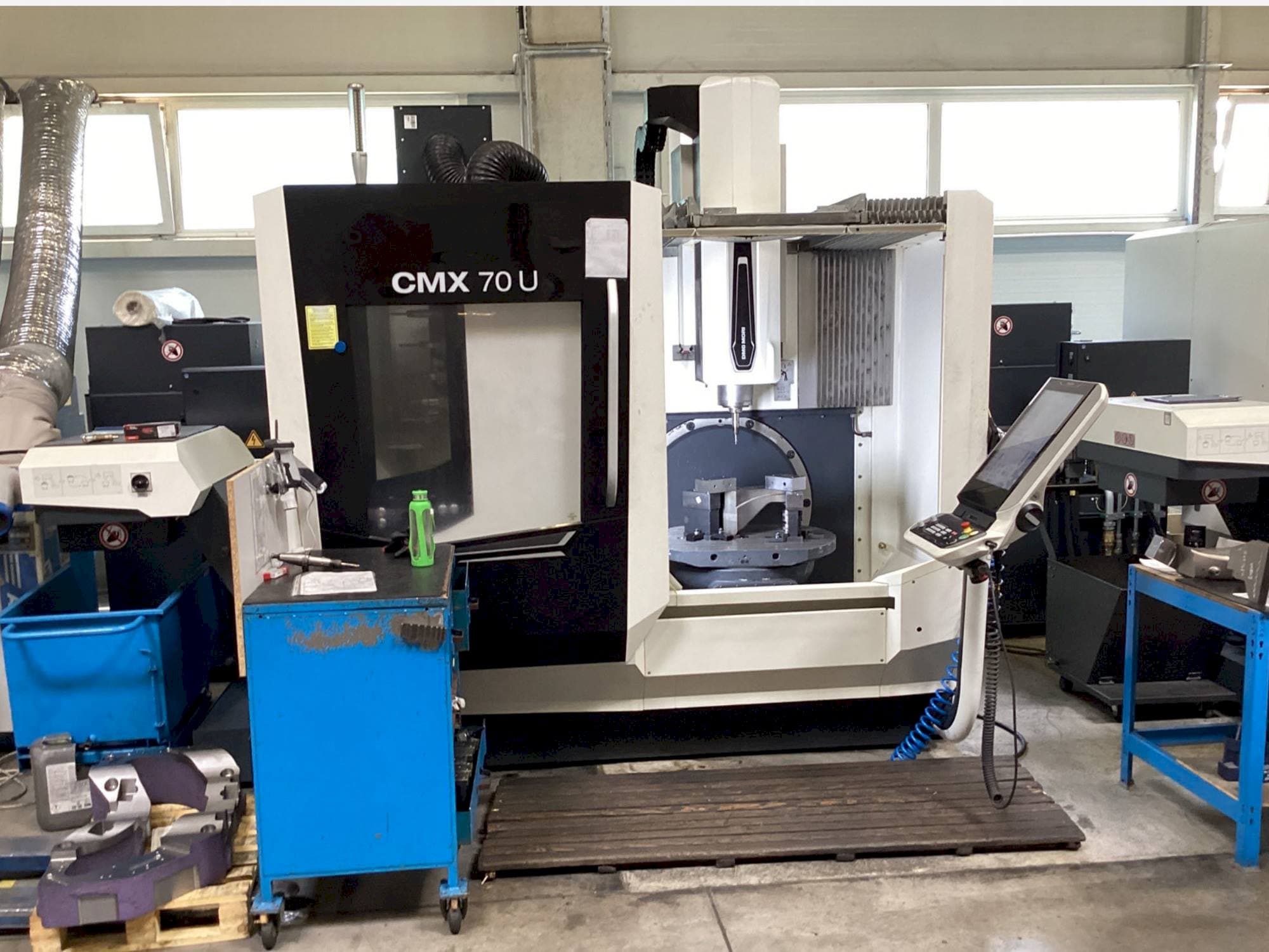 Vooraanzicht  van DMG MORI CMX 70U  machine