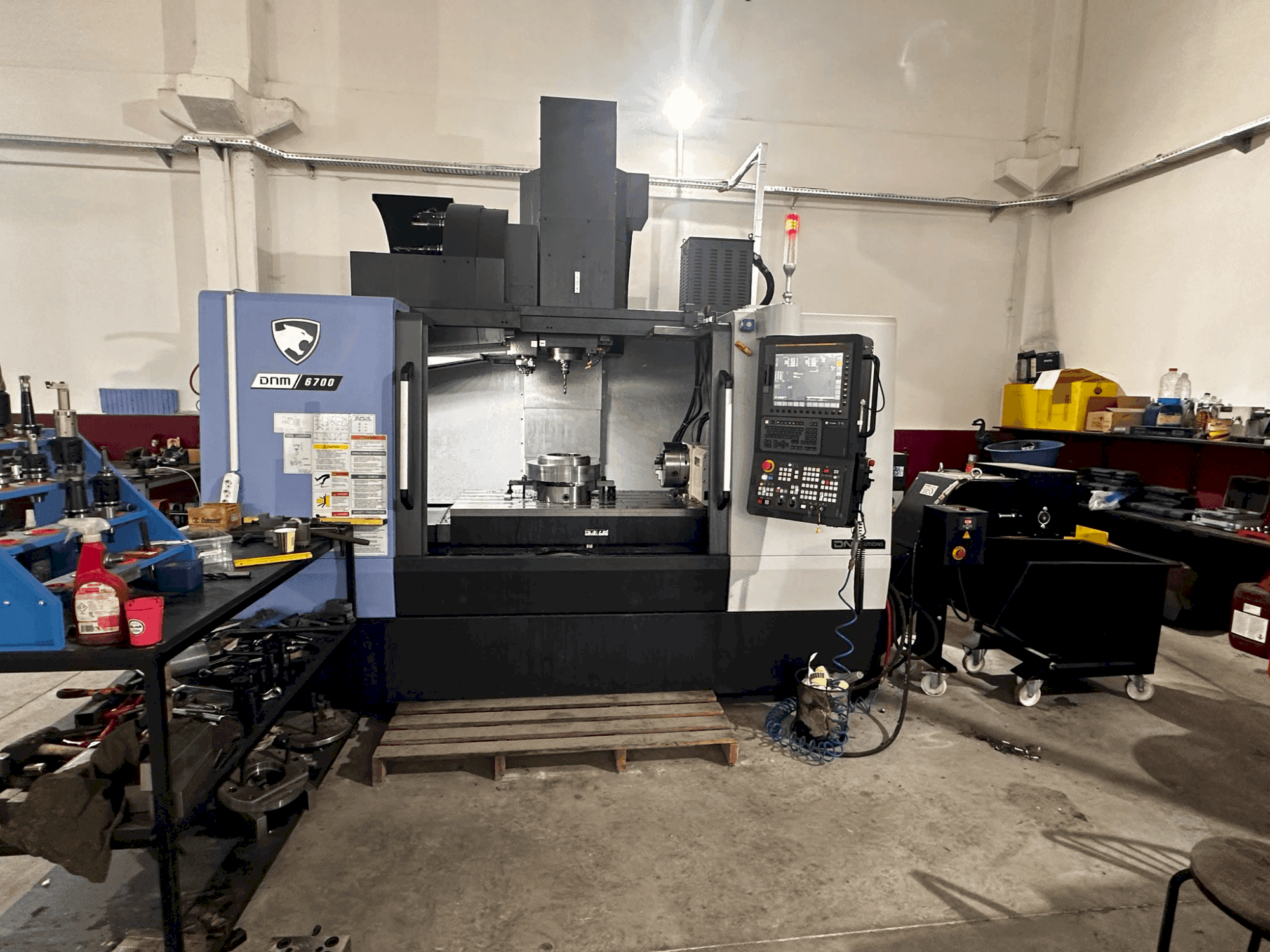 Vooraanzicht  van DN SOLUTIONS Puma DNM 6700  machine