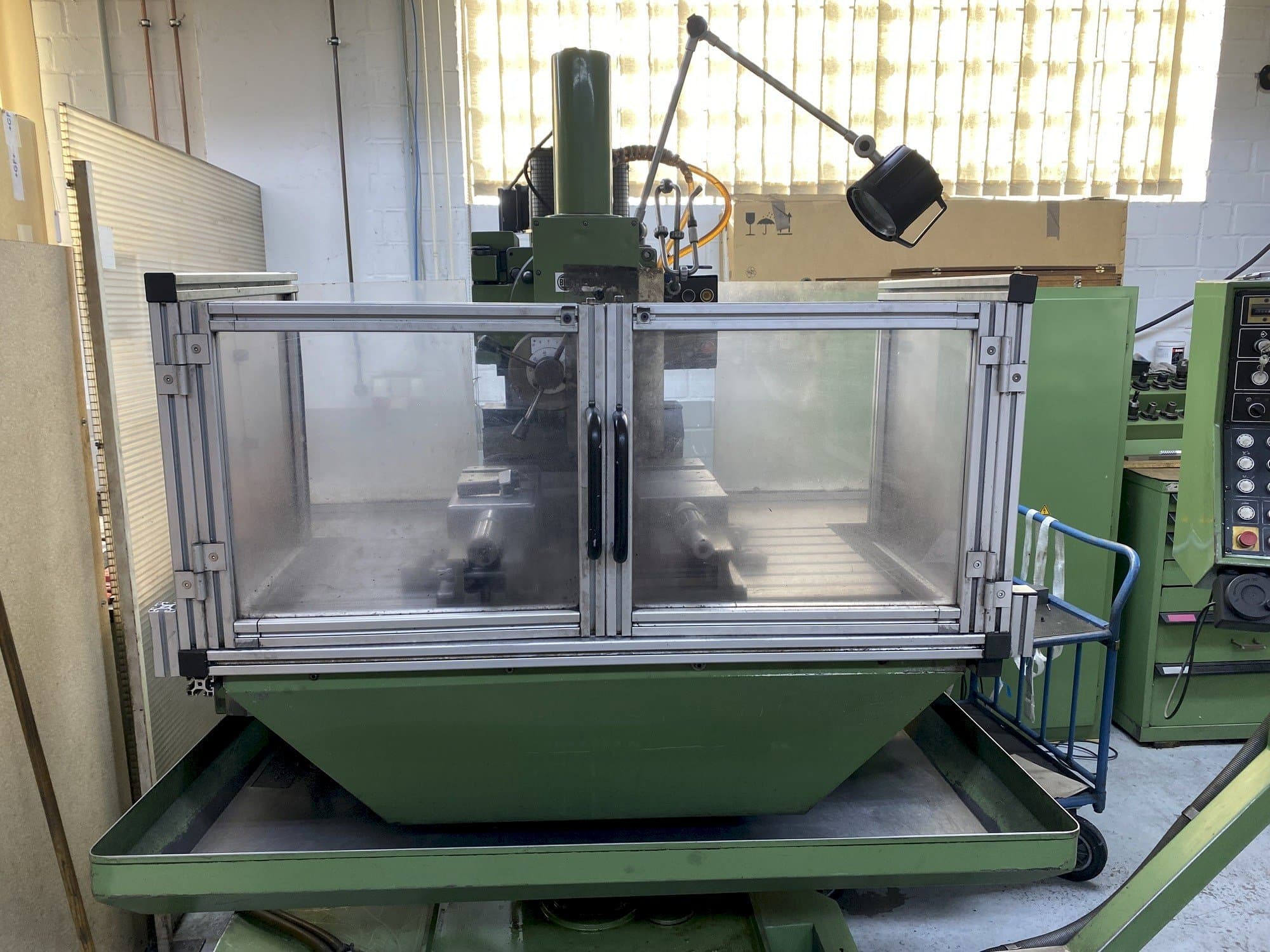 Vooraanzicht  van HERMLE UWF 1000  machine