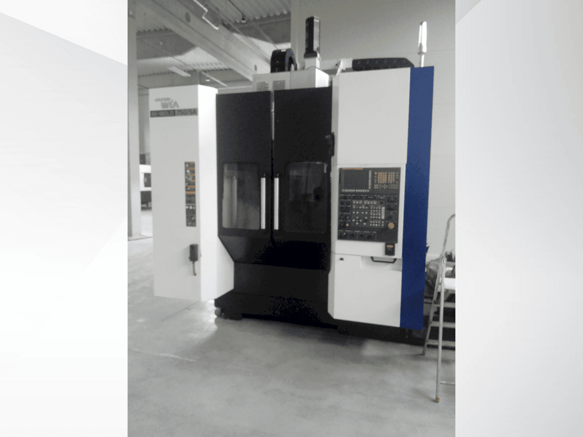 Vooraanzicht  van Hyundai Wia HI-MOLD 750-5A  machine