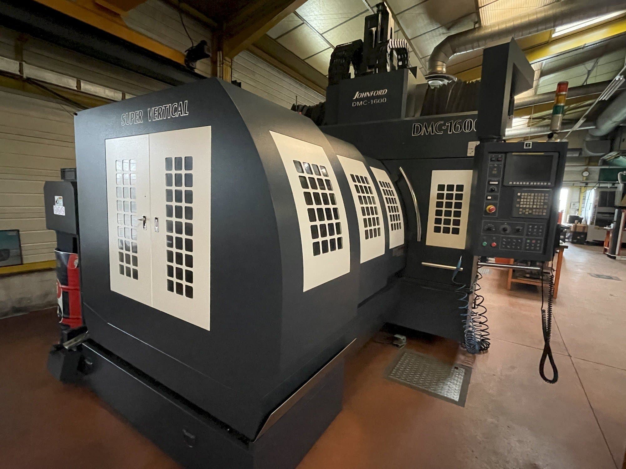 Links zicht  van Johnford DMC 1600  machine