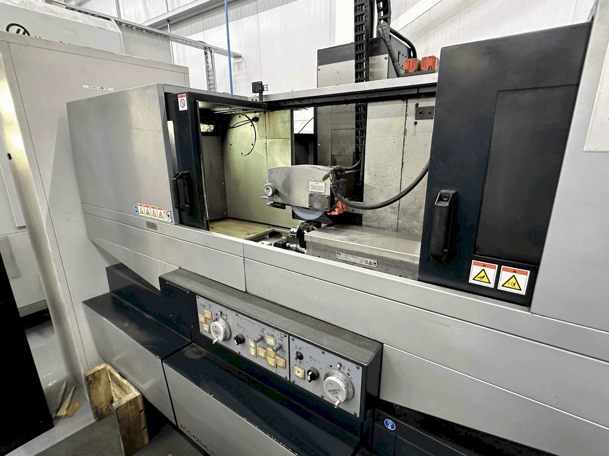 Vooraanzicht  van OKAMOTO Grind-X ACC 42SAiQ  machine