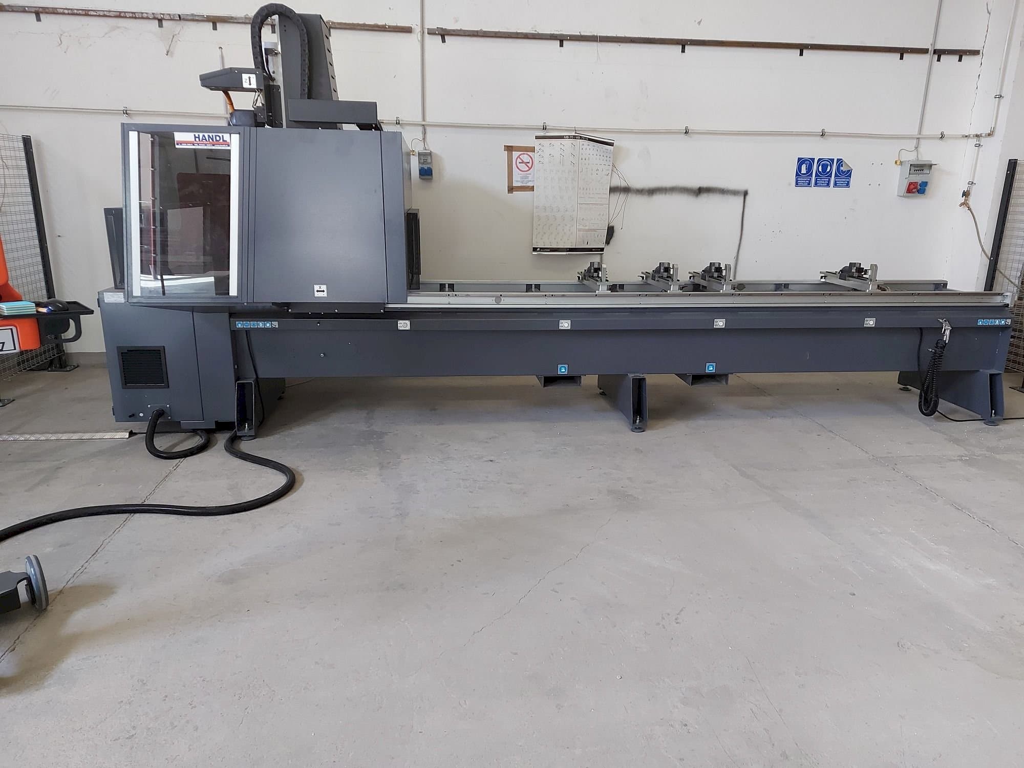 Vooraanzicht  van Tekna TKE943-4  machine