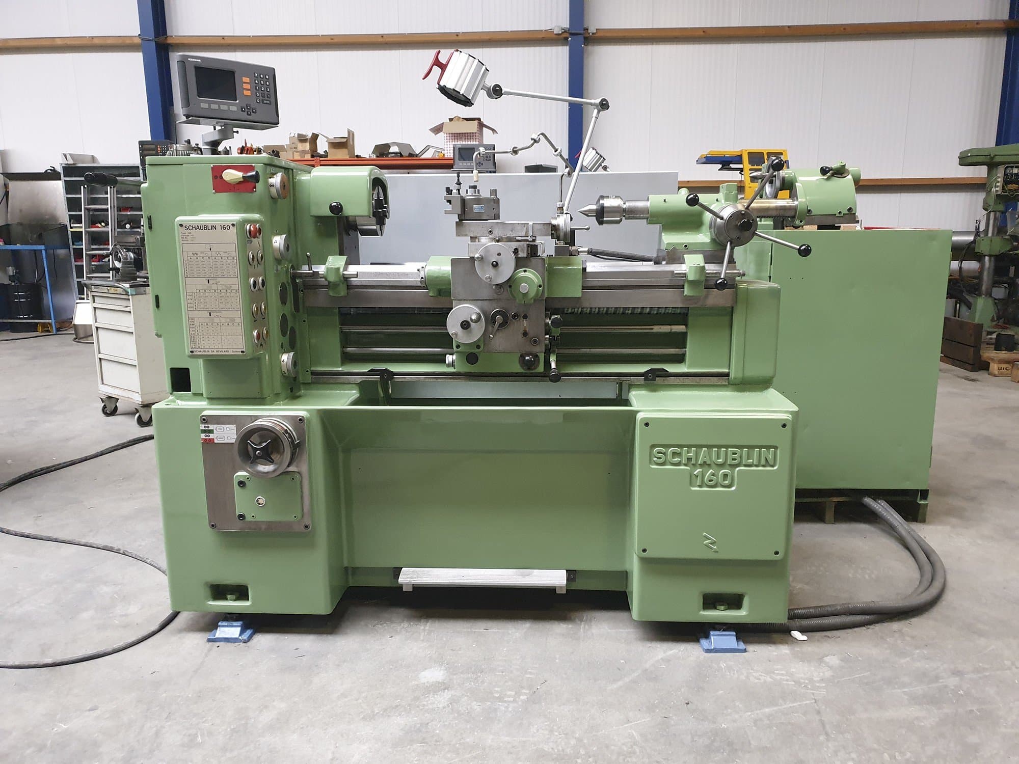 Vooraanzicht  van SCHAUBLIN 160 machine