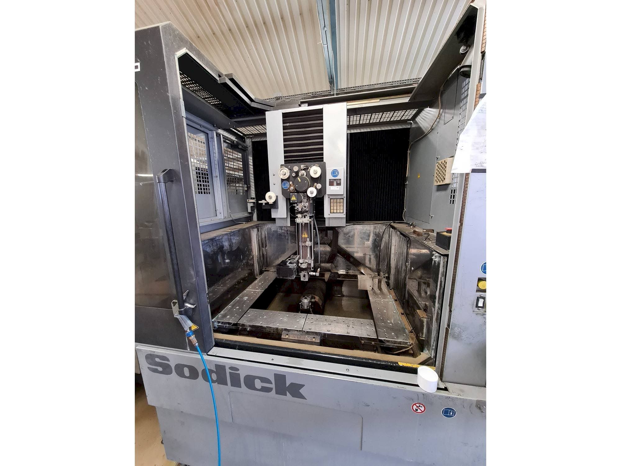 Vooraanzicht  van Sodick AQ750L  machine