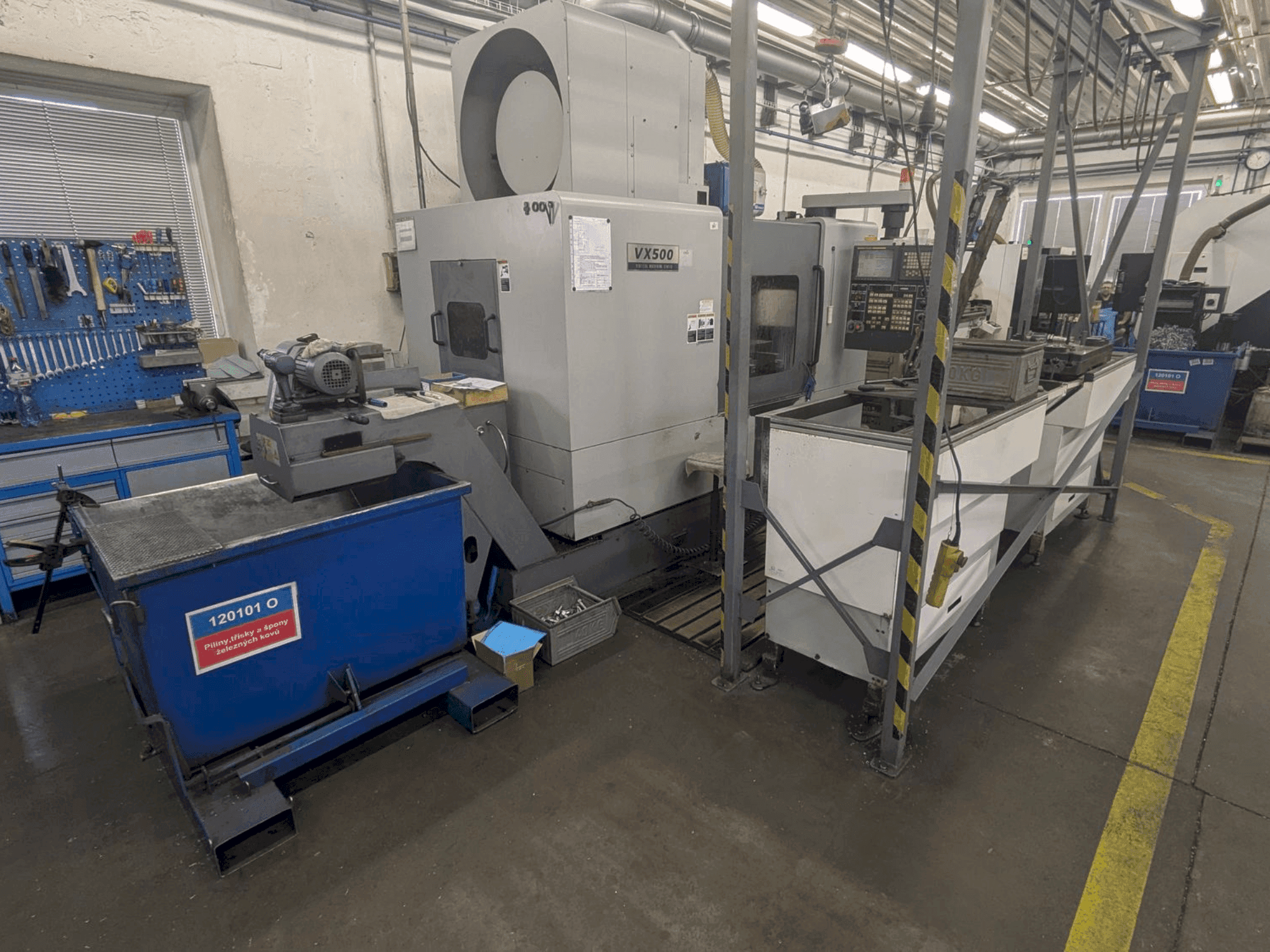 Vooraanzicht  van HYUNDAI KIA VX500  machine