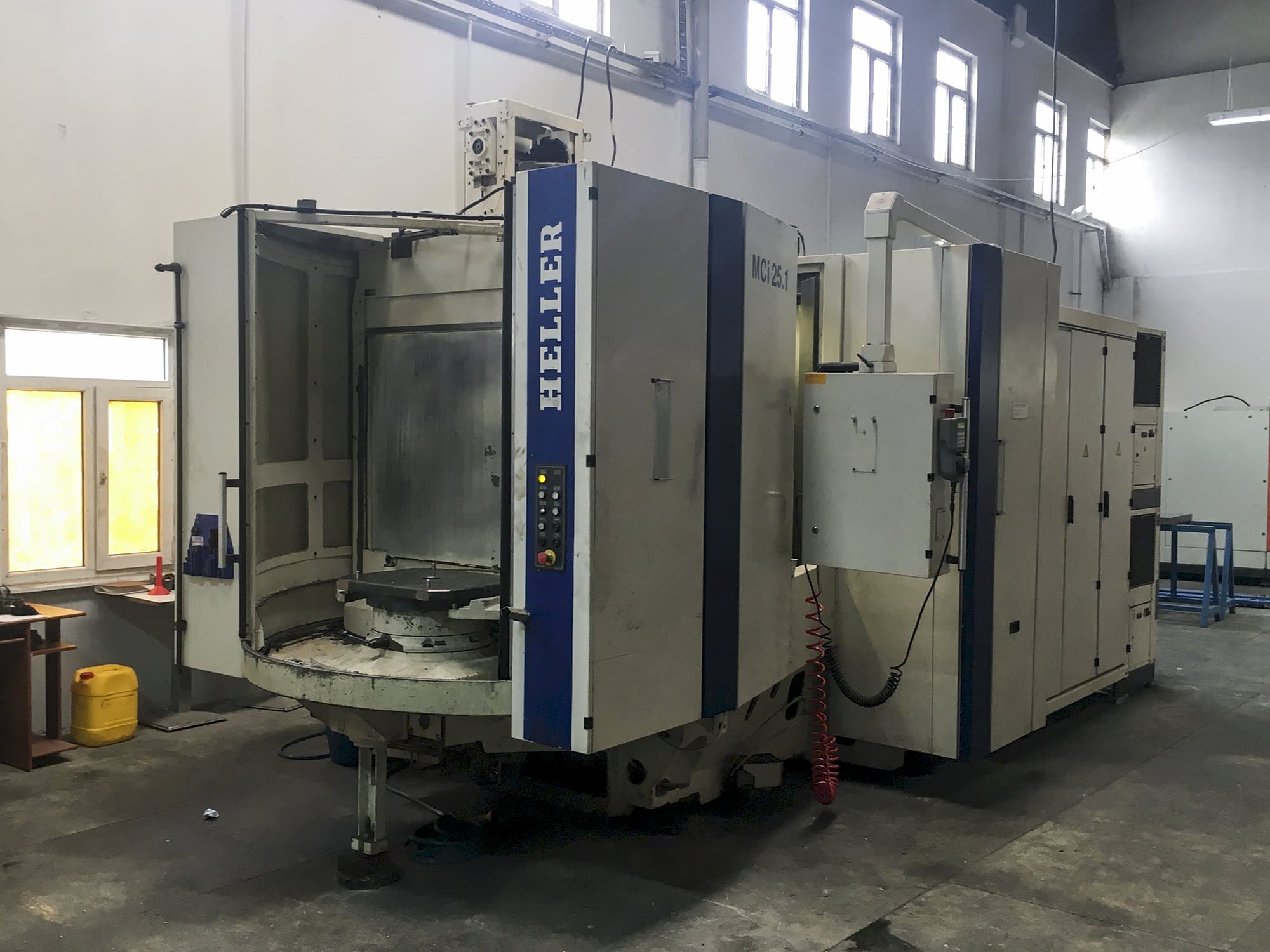 Links zicht  van HELLER MCi 25 machine