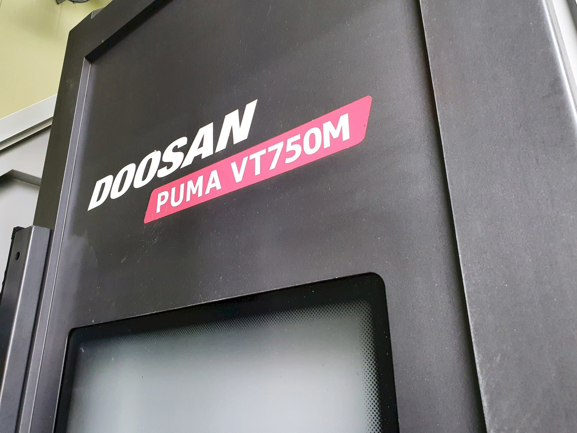 Vooraanzicht  van Doosan PUMA VT750M  machine