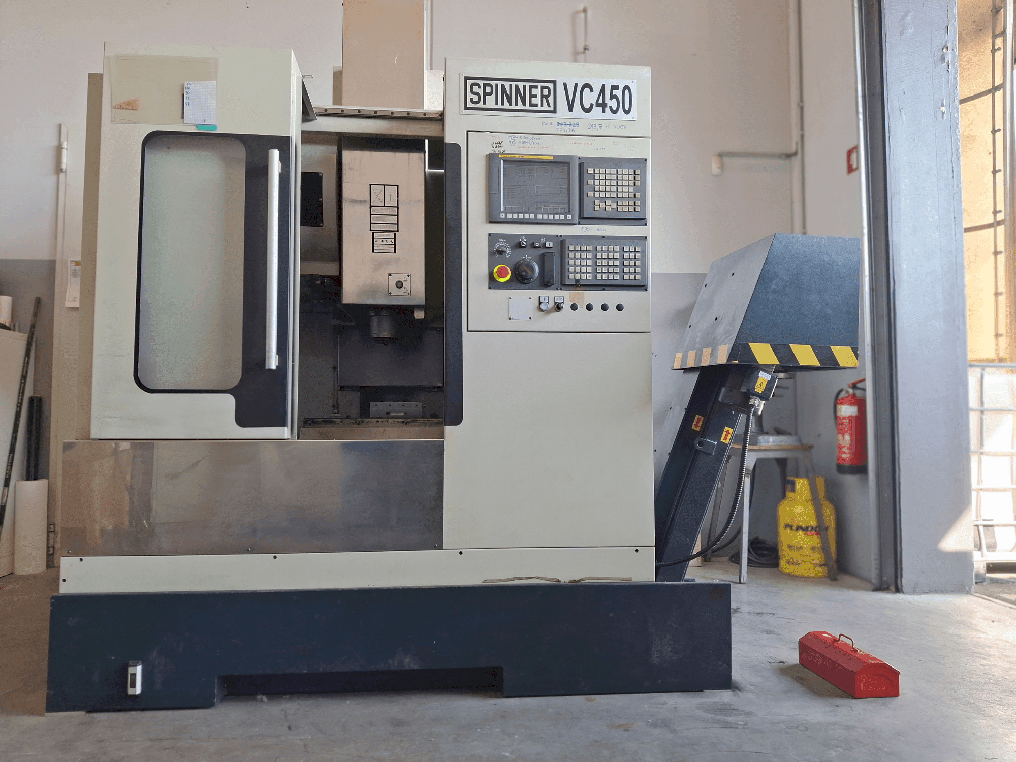 Vooraanzicht  van SPINNER VC 450  machine