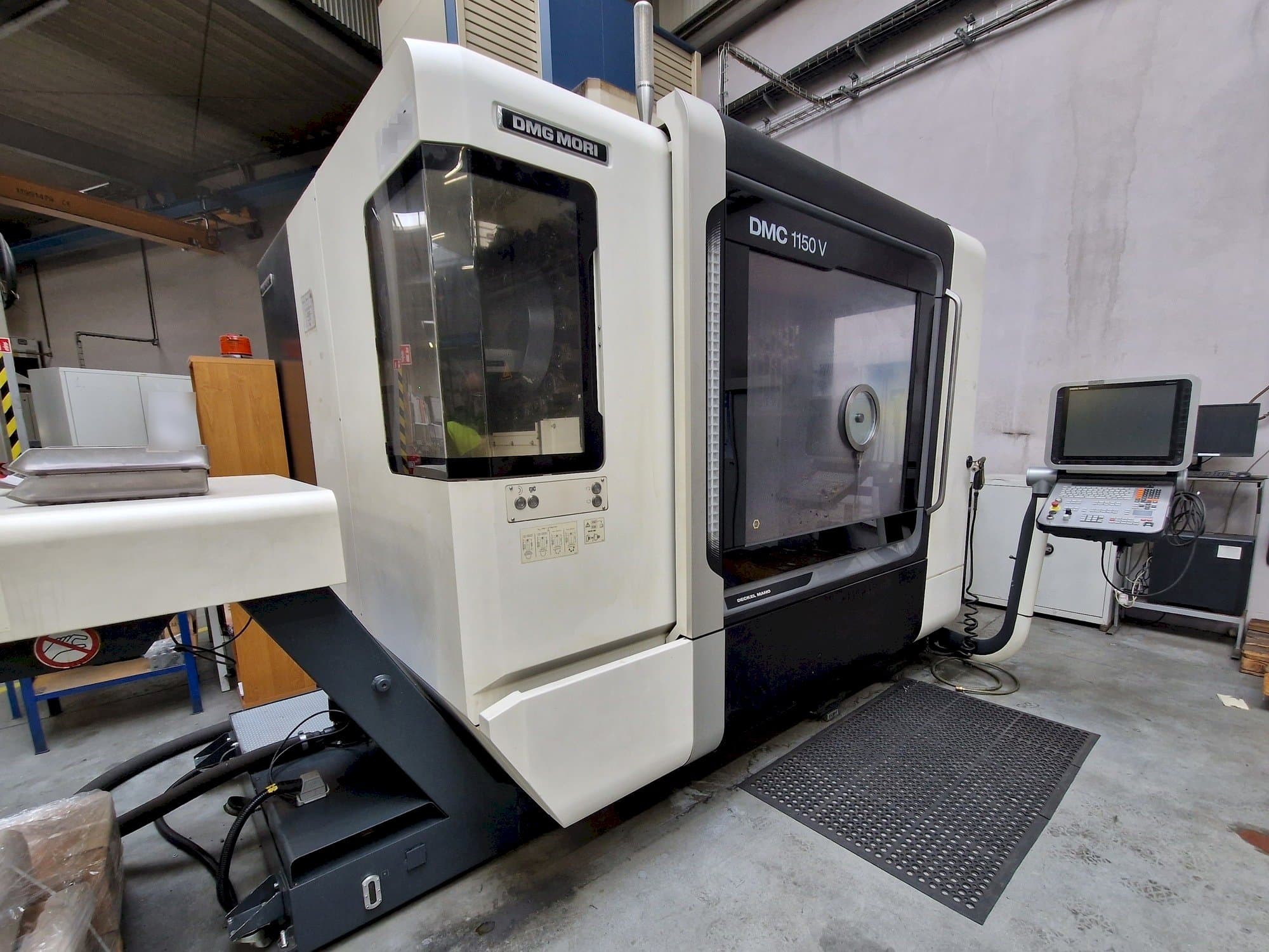 Linkerzijdeaanzicht  van DMG MORI DMC 1150 V  machine