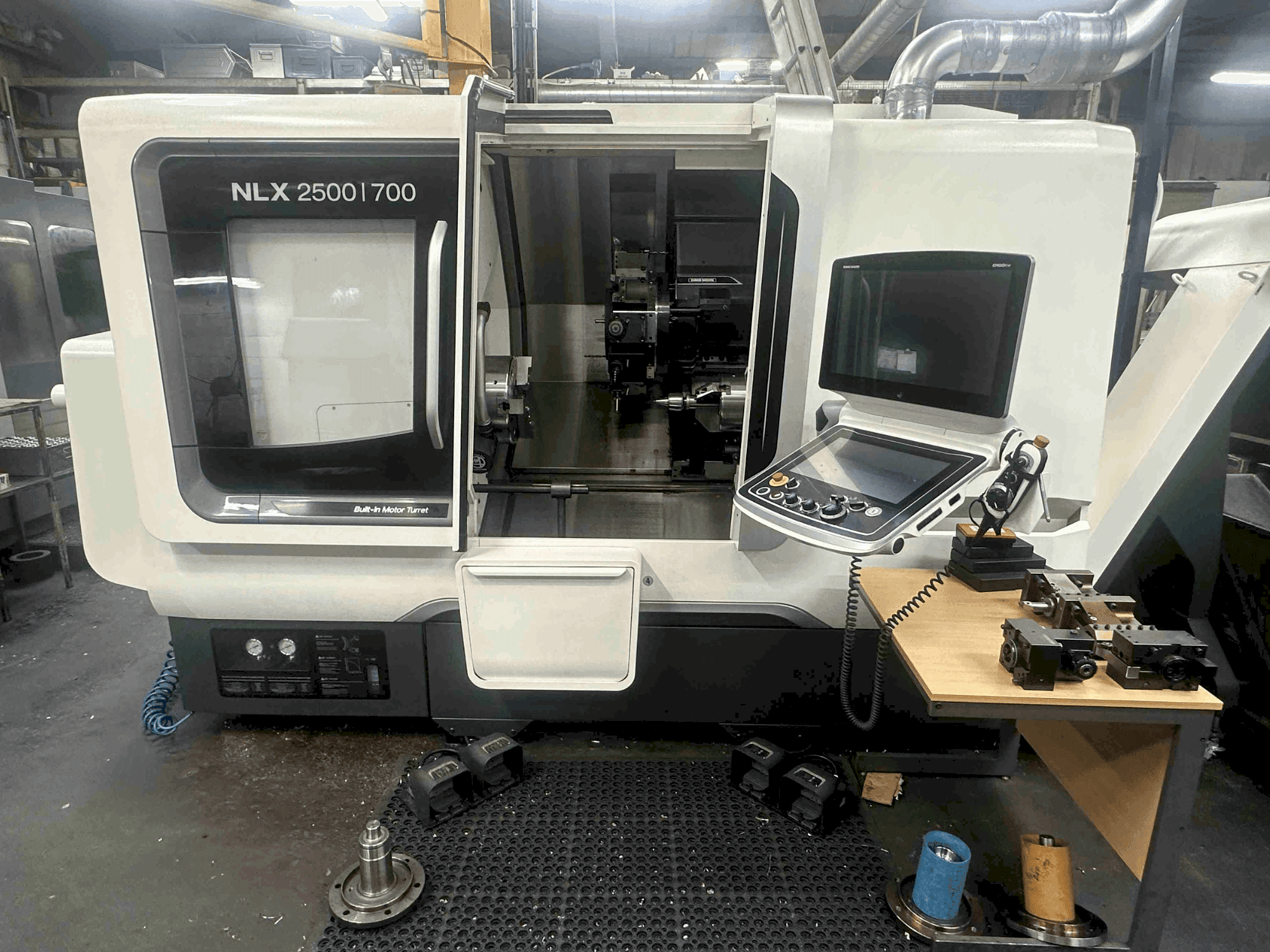Vooraanzicht  van DMG MORI NLX2500SY/700  machine