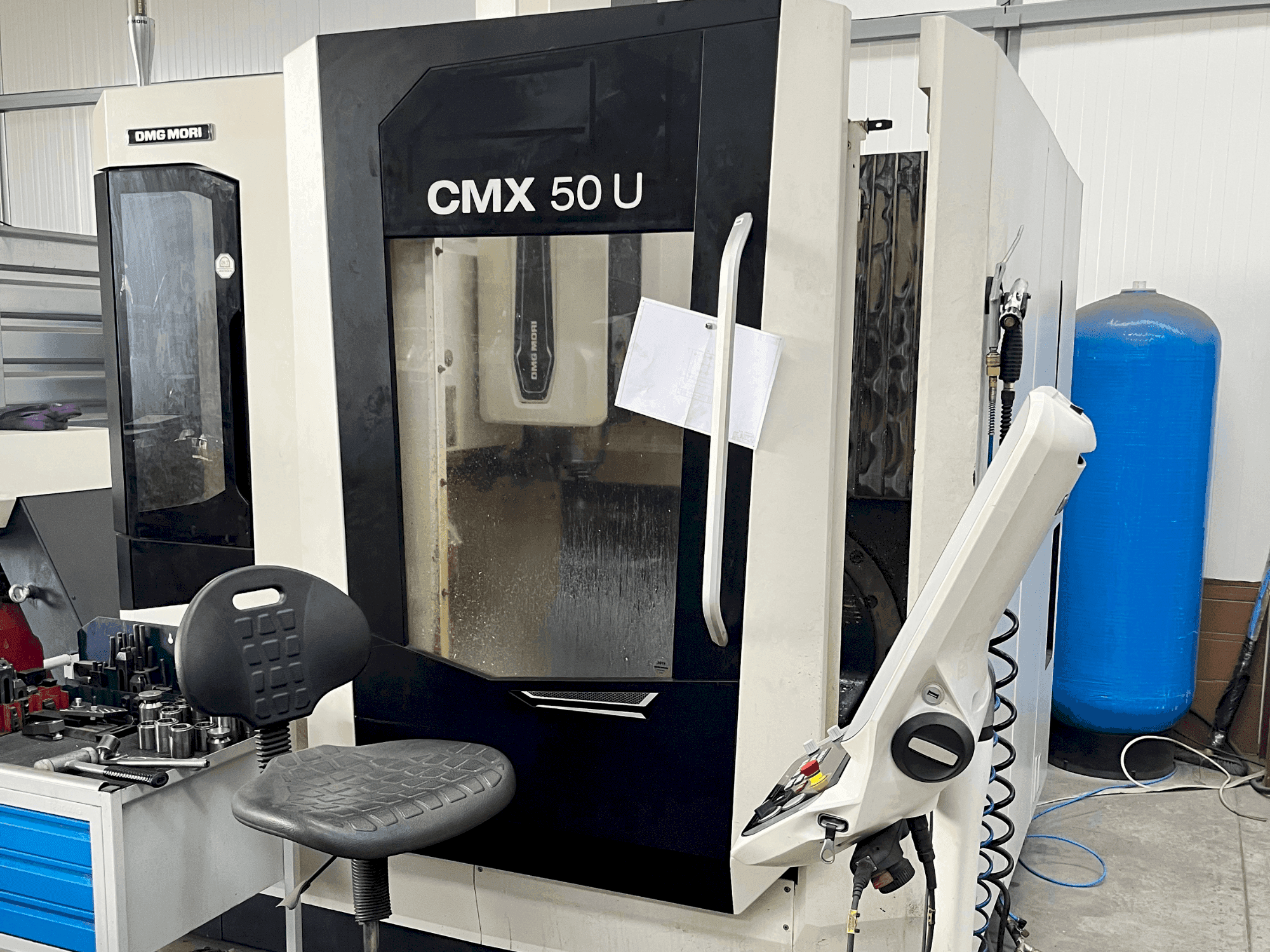 Vooraanzicht  van DMG MORI CMX 50 U  machine