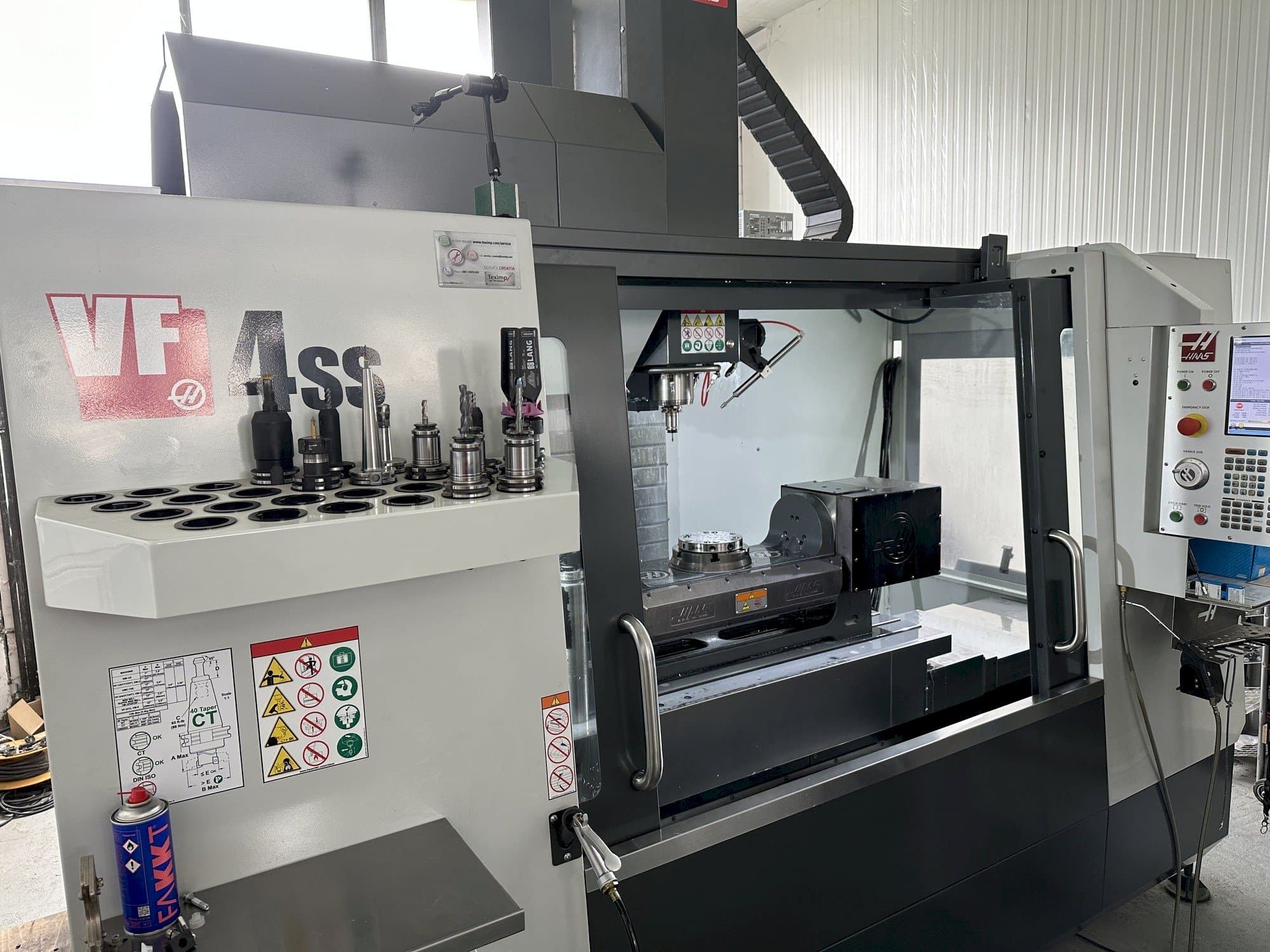 Links zicht  van HAAS VF-4SS  machine