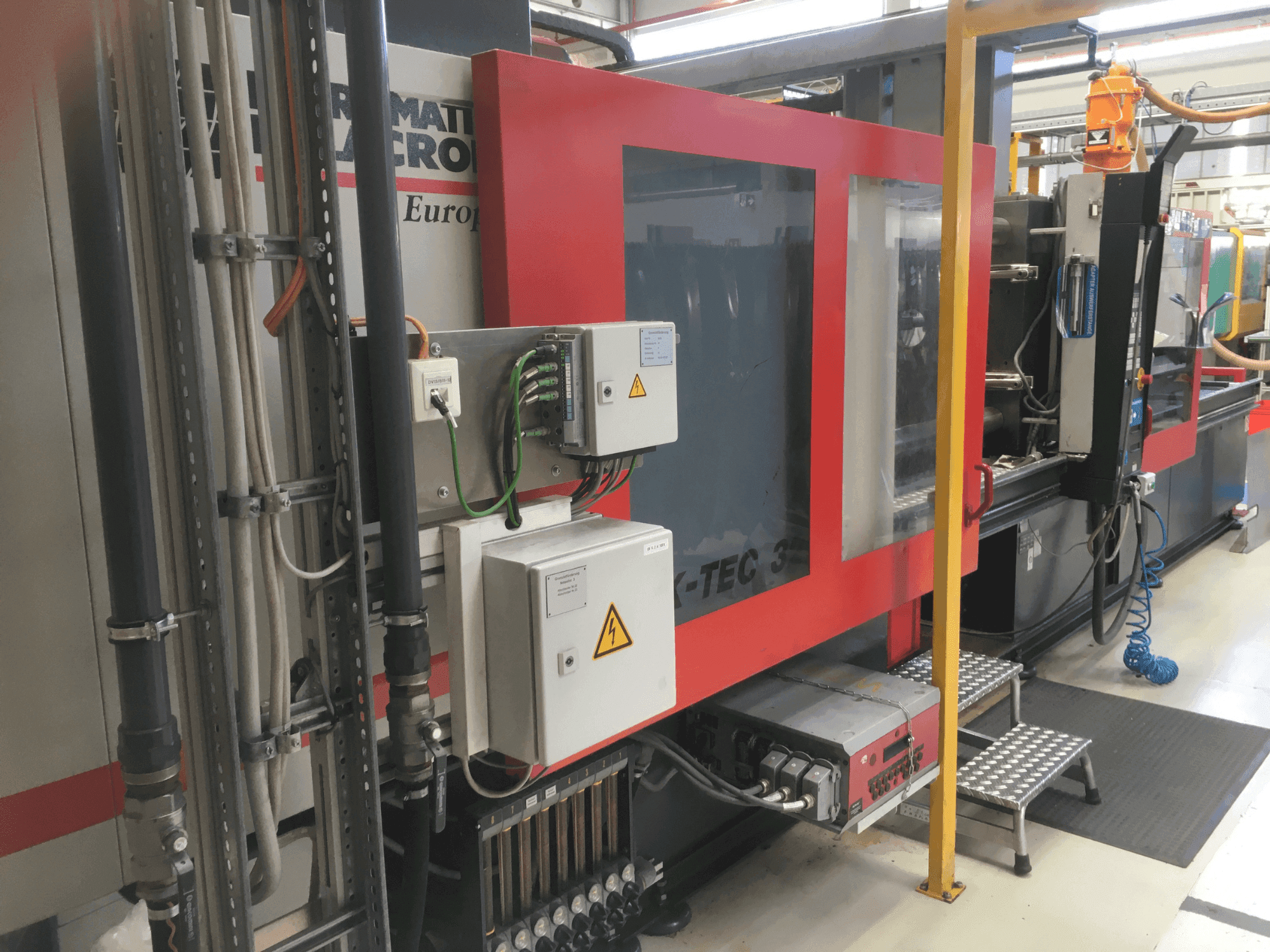 Vooraanzicht  van FERROMATIK K-TEC 320 S  machine