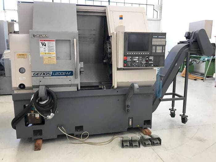Vooraanzicht van Okuma Genos L200E-MY machine