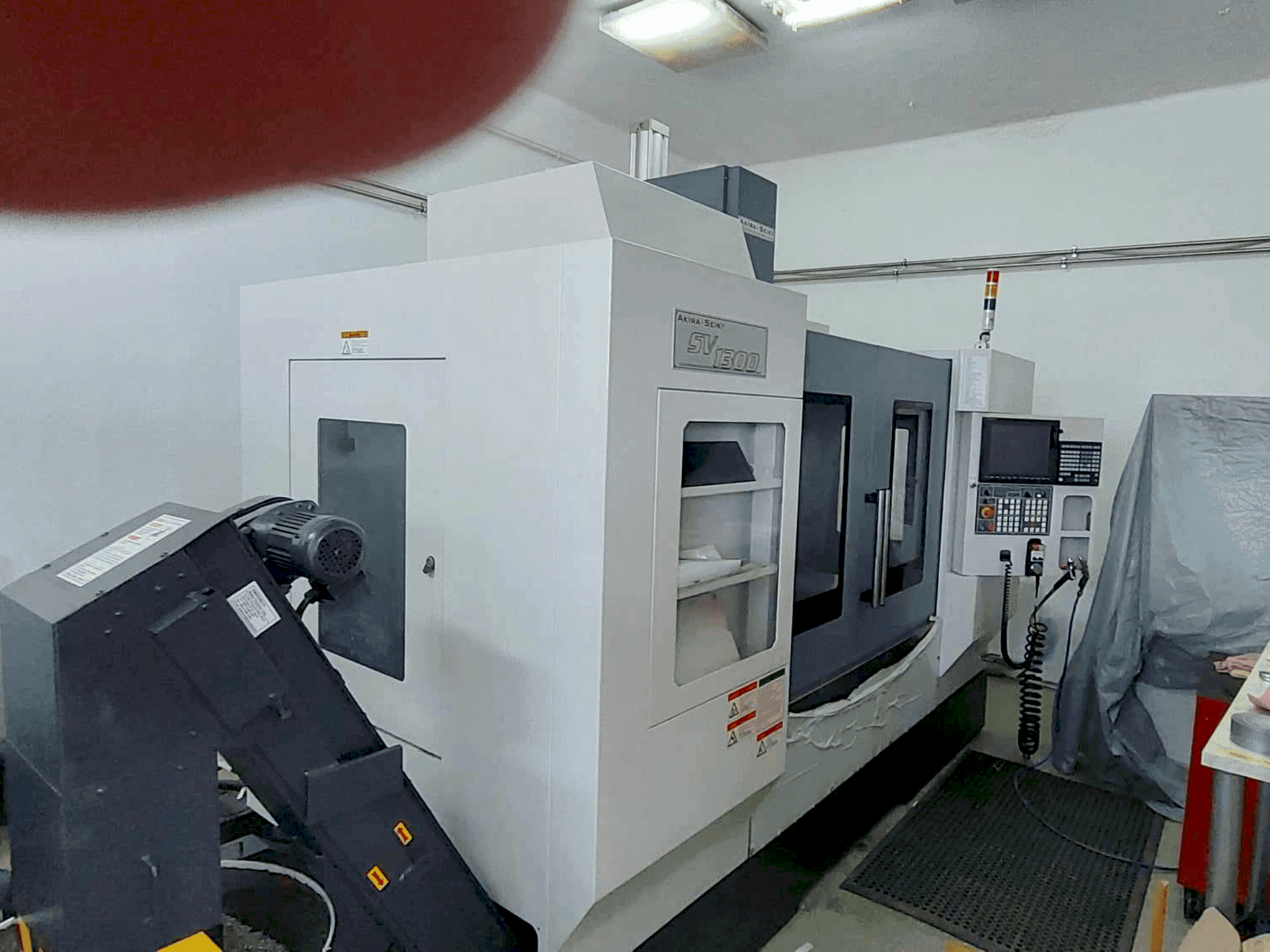 Vooraanzicht  van Akira Seiki SVI300  machine