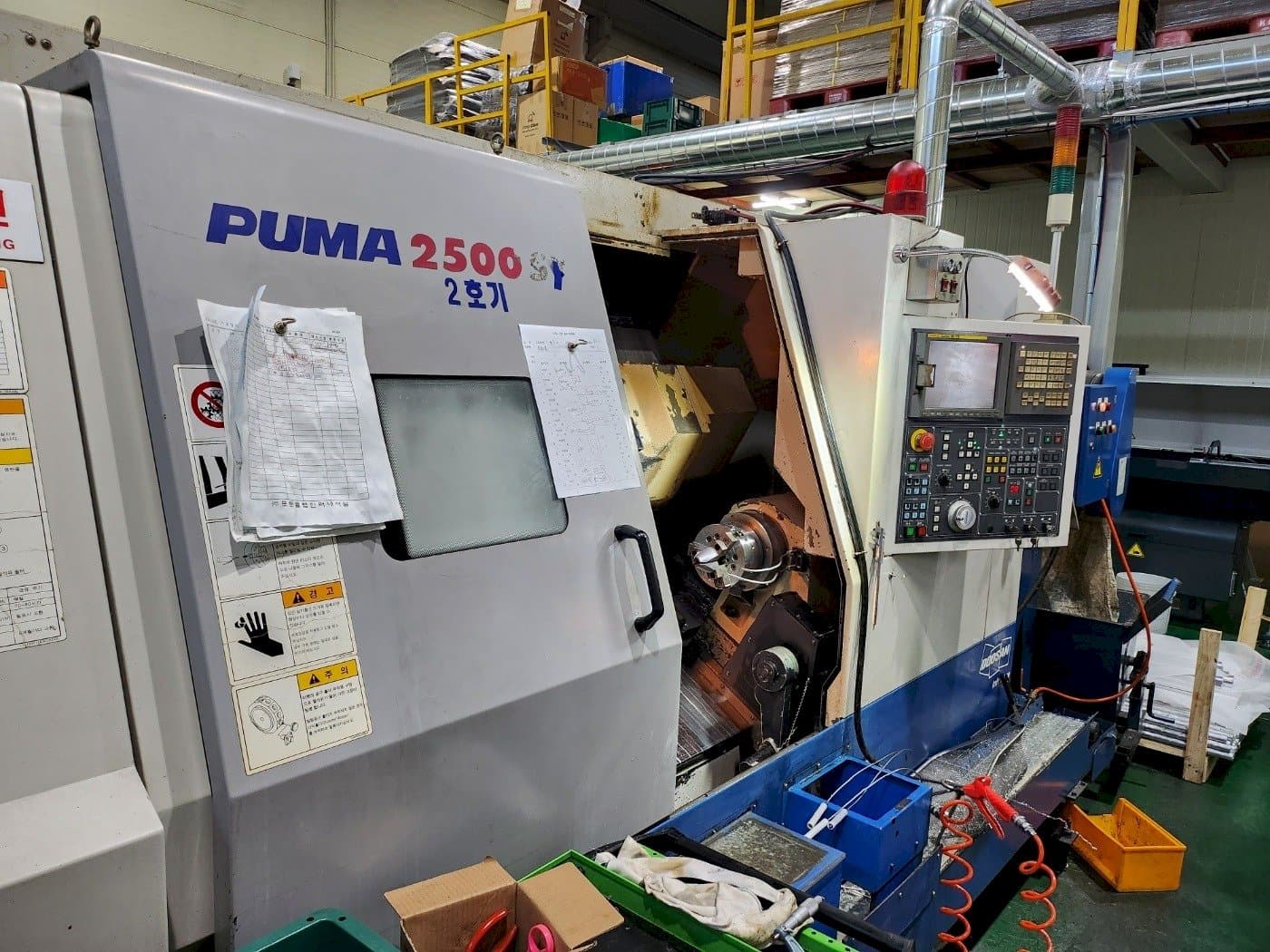 Vooraanzicht  van DOOSAN PUMA 2500SY  machine