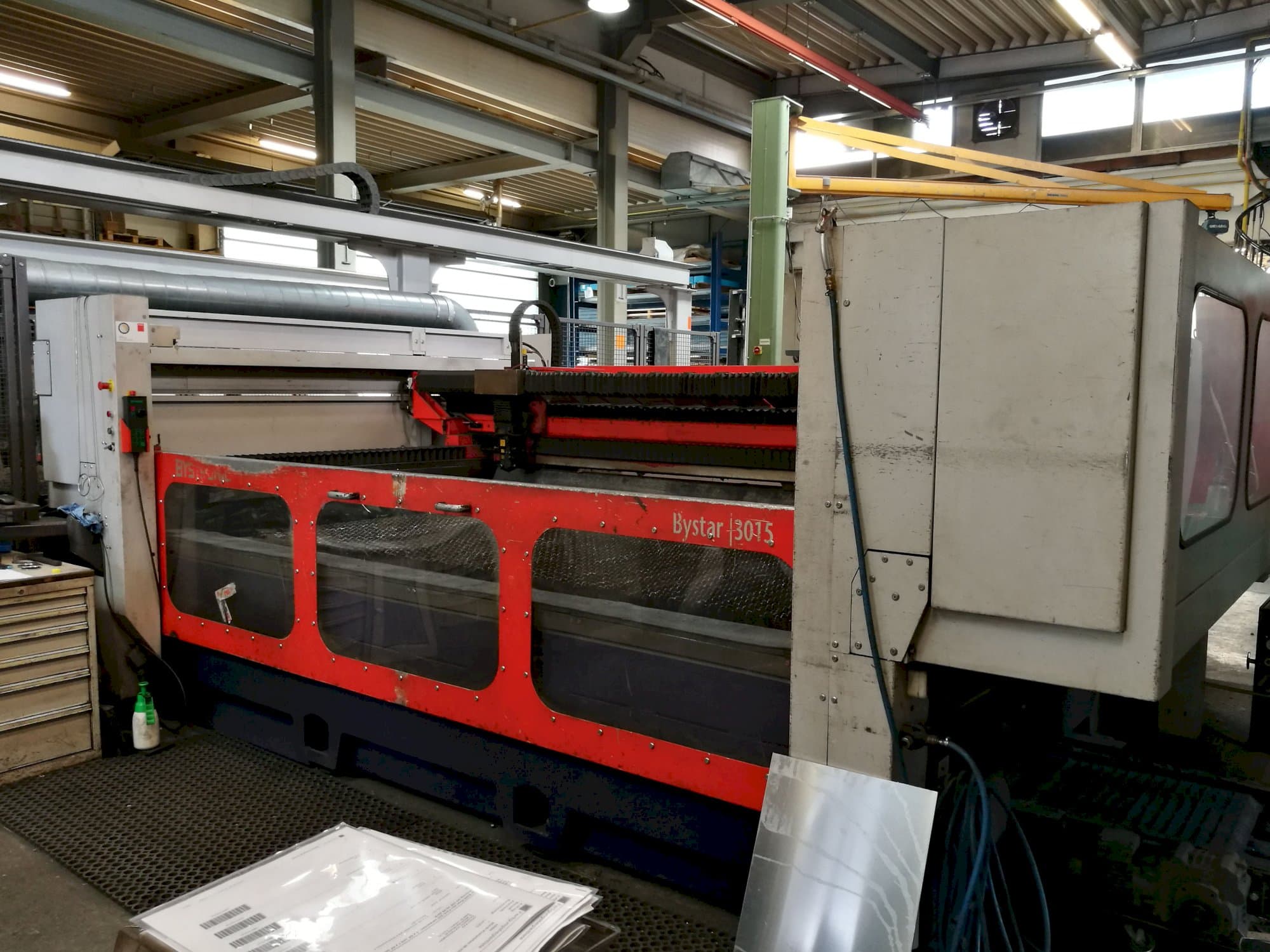 Recht aanzicht  van Bystronic Bystar 3015 machine