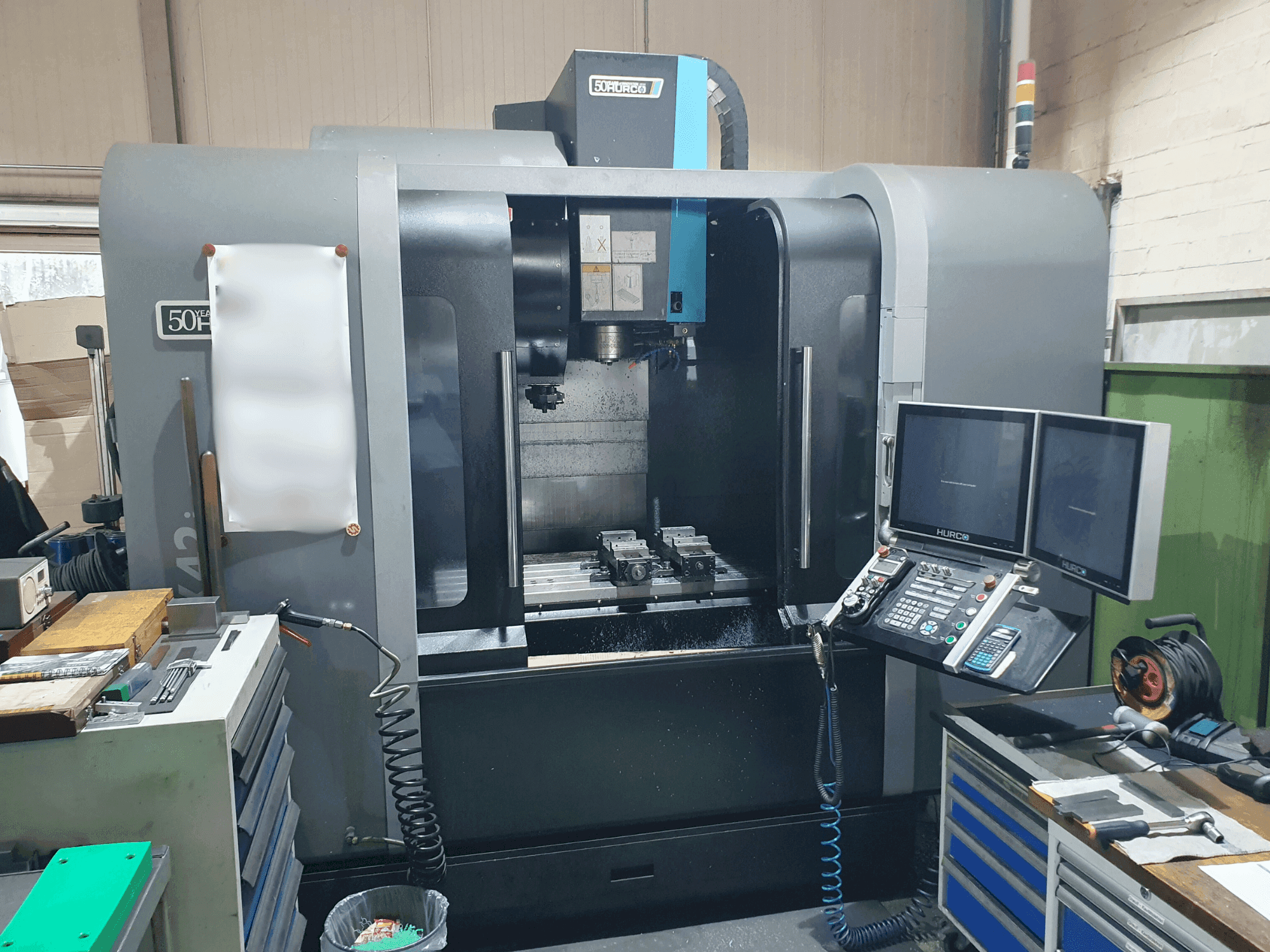 Vooraanzicht  van Hurco VMX42i  machine