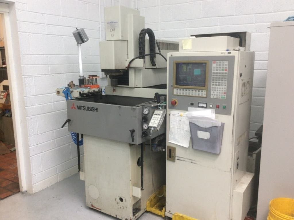 Vooraanzicht  van Mitsubishi EX 8  machine