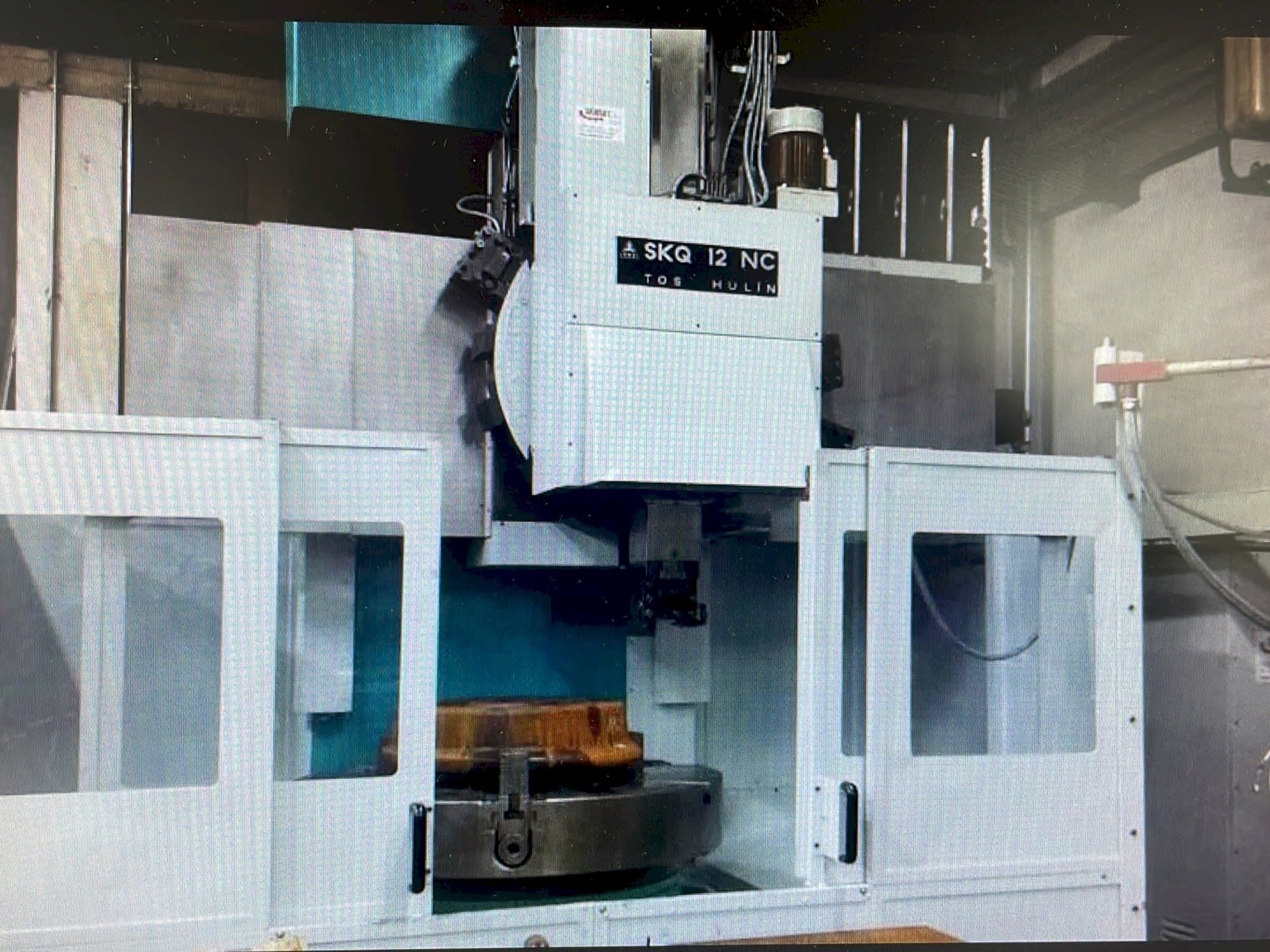 Vooraanzicht  van TOS SKQ 12 NC  machine