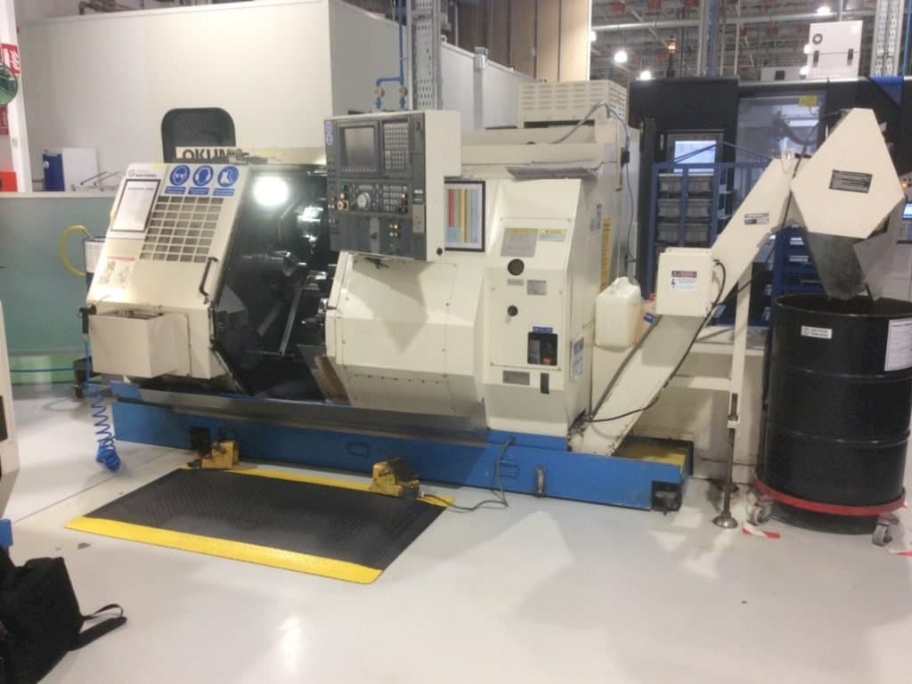 Vooraanzicht  van Okuma LT 10  machine